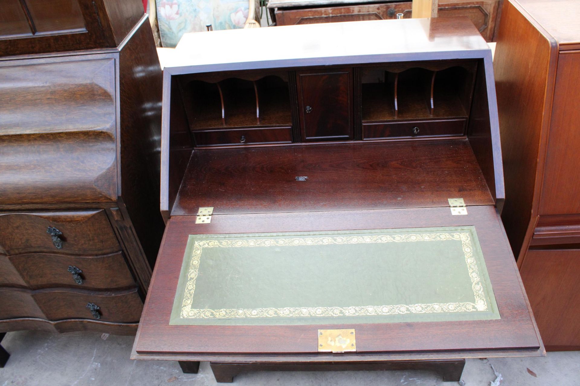 A REPRODUCTION MAHOGANY AND CROSSBANDED BUREAU WITH FITTED INTERIOR 29" WIDE - Image 3 of 3