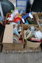 AN ASSORTMENT OF HOUSEHOLD CLEARANCE ITEMS