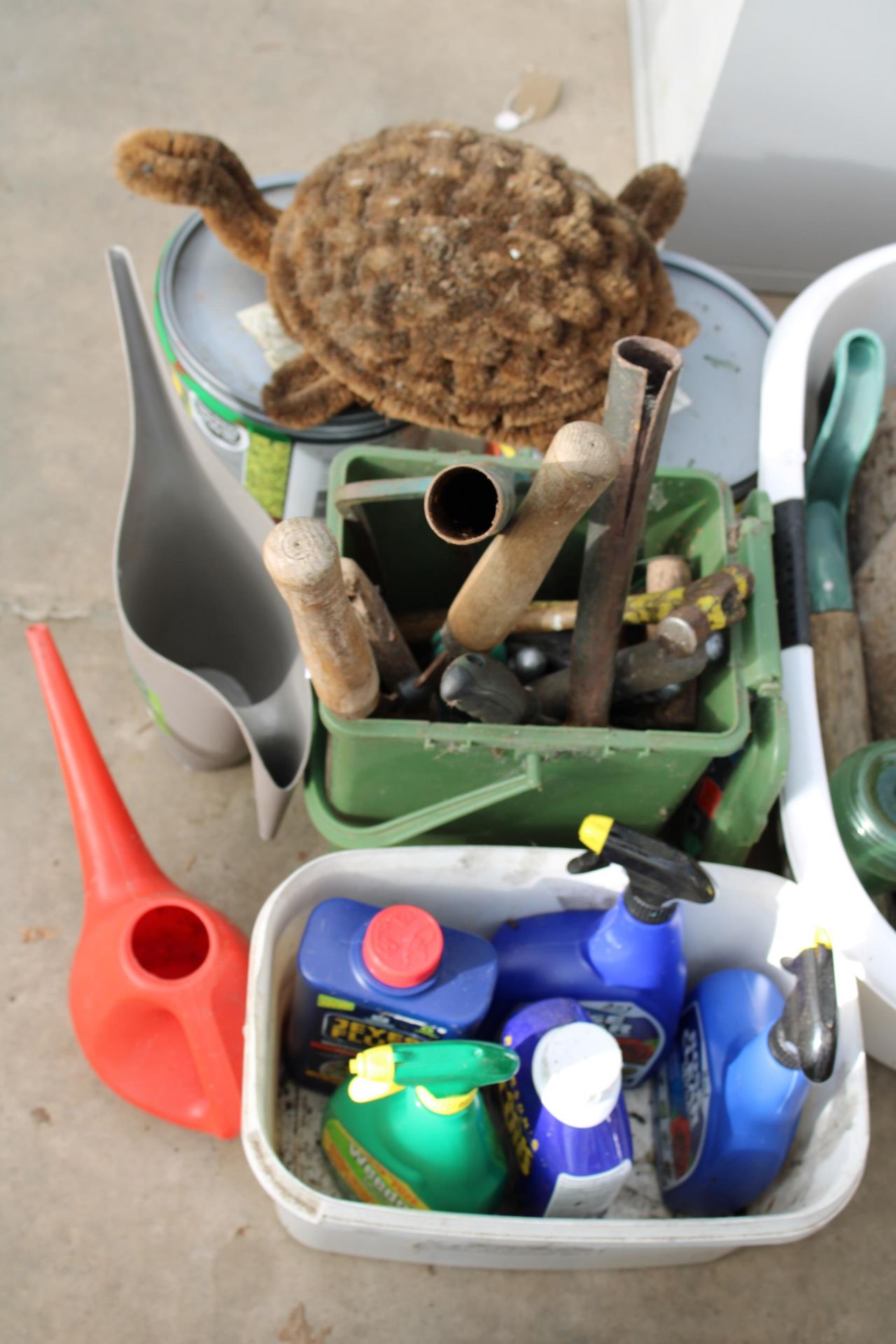 AN ASSORTMENT OF ITEMS TO INCLUDE GARDEN TOOLS AND FENCE PAINT ETC - Image 4 of 5