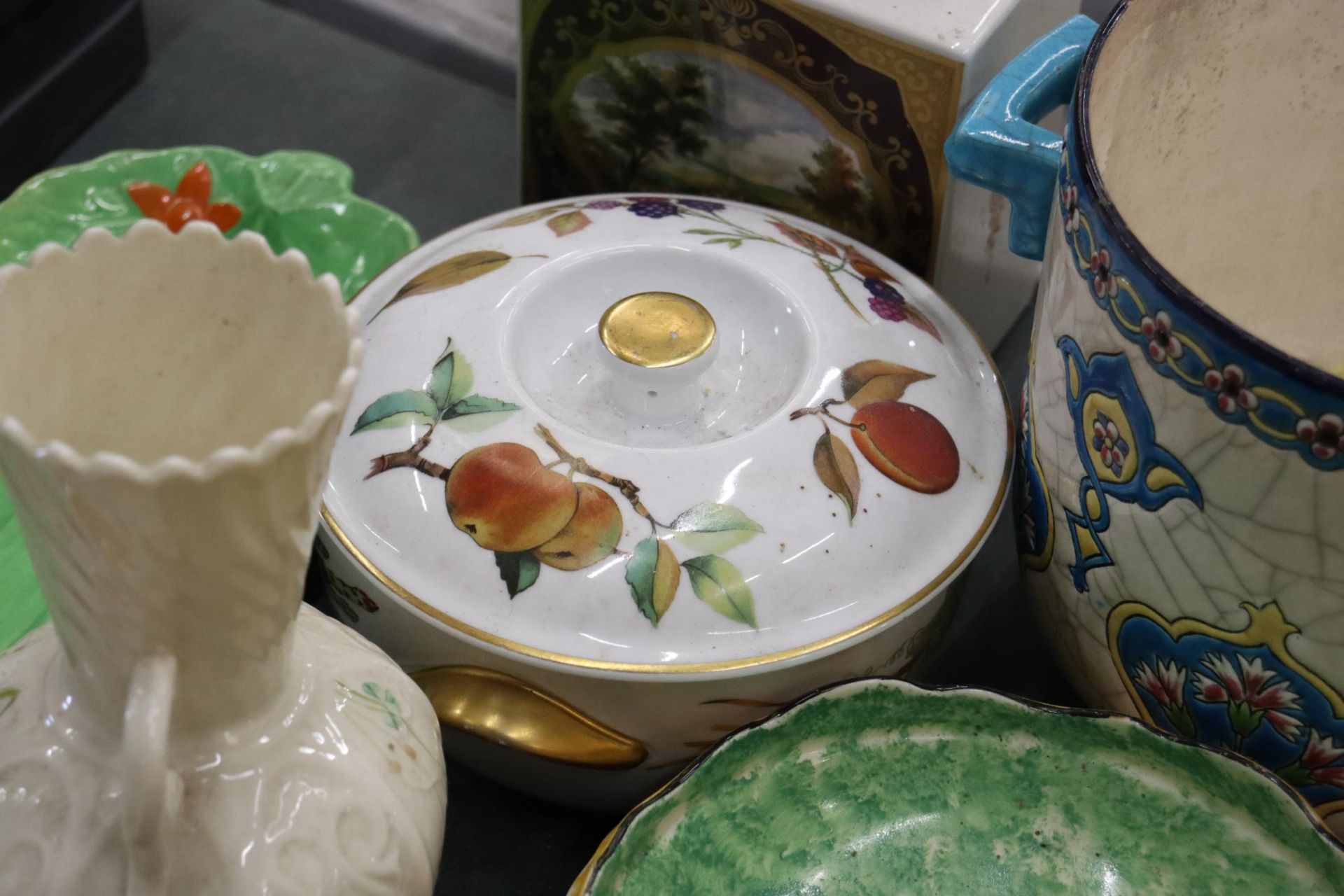A QUANTITY OF COLLECTABLE CERAMICS TO INCLUDE ROYAL WORCESTER EVESHAM, CARLTONWARE, BELLEEK, BEATRIX - Image 13 of 15