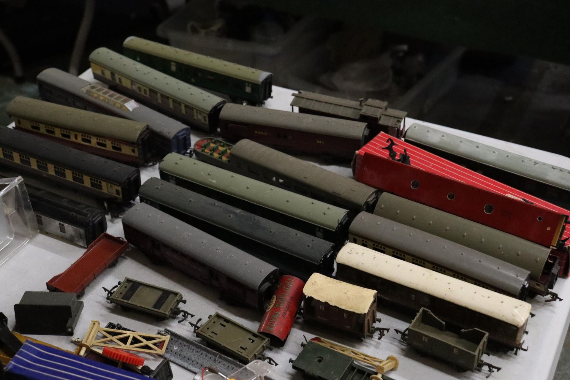 A LARGE QUANTITY OF MODEL RAILWAY ITEMS TO INCLUDE RAILWAY CARRIAGES, HORNBY, ETC, TRAIN TRACK, - Bild 2 aus 16