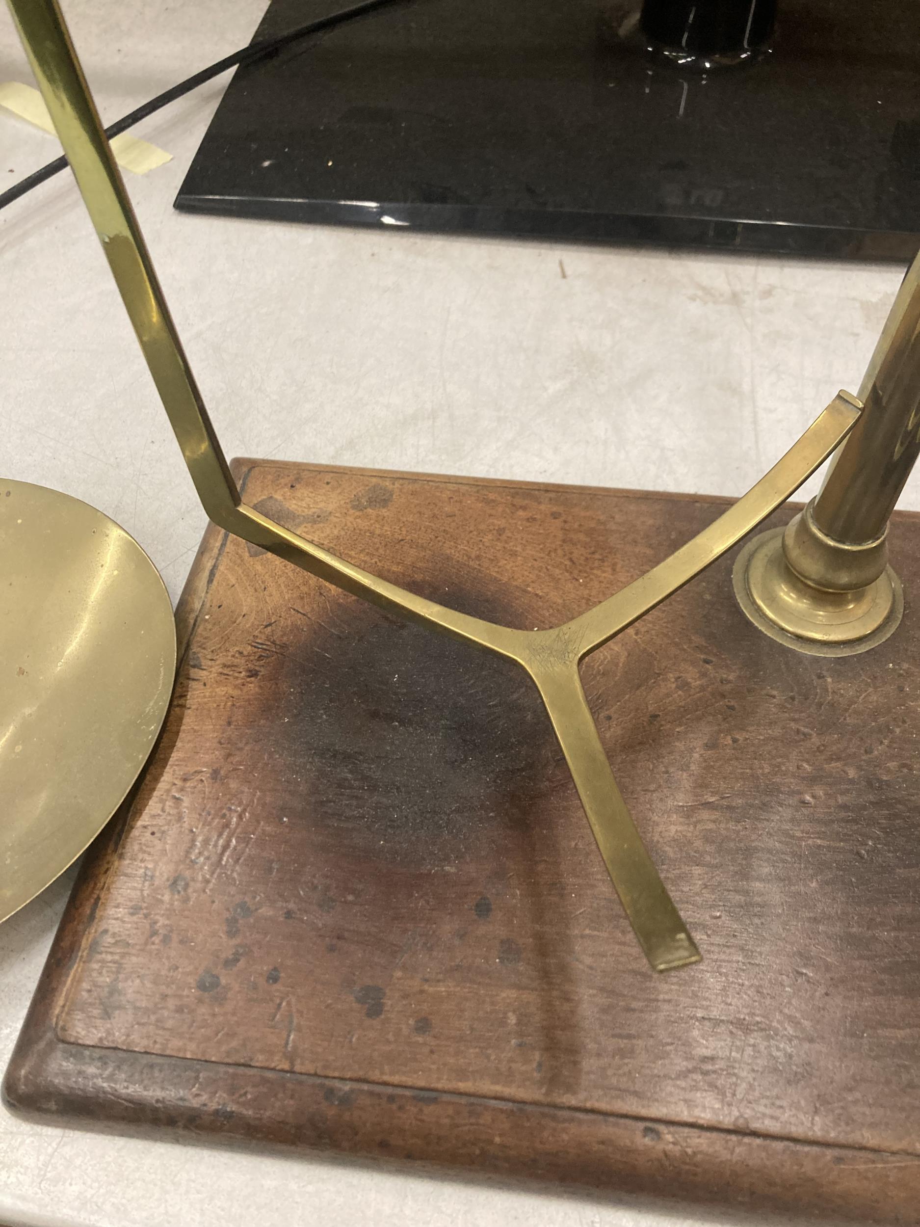 A SET OF BRASS BALANCE SCALES ON A WOODEN BASE WITH WEIGHTS W & T AVERY - Image 3 of 5