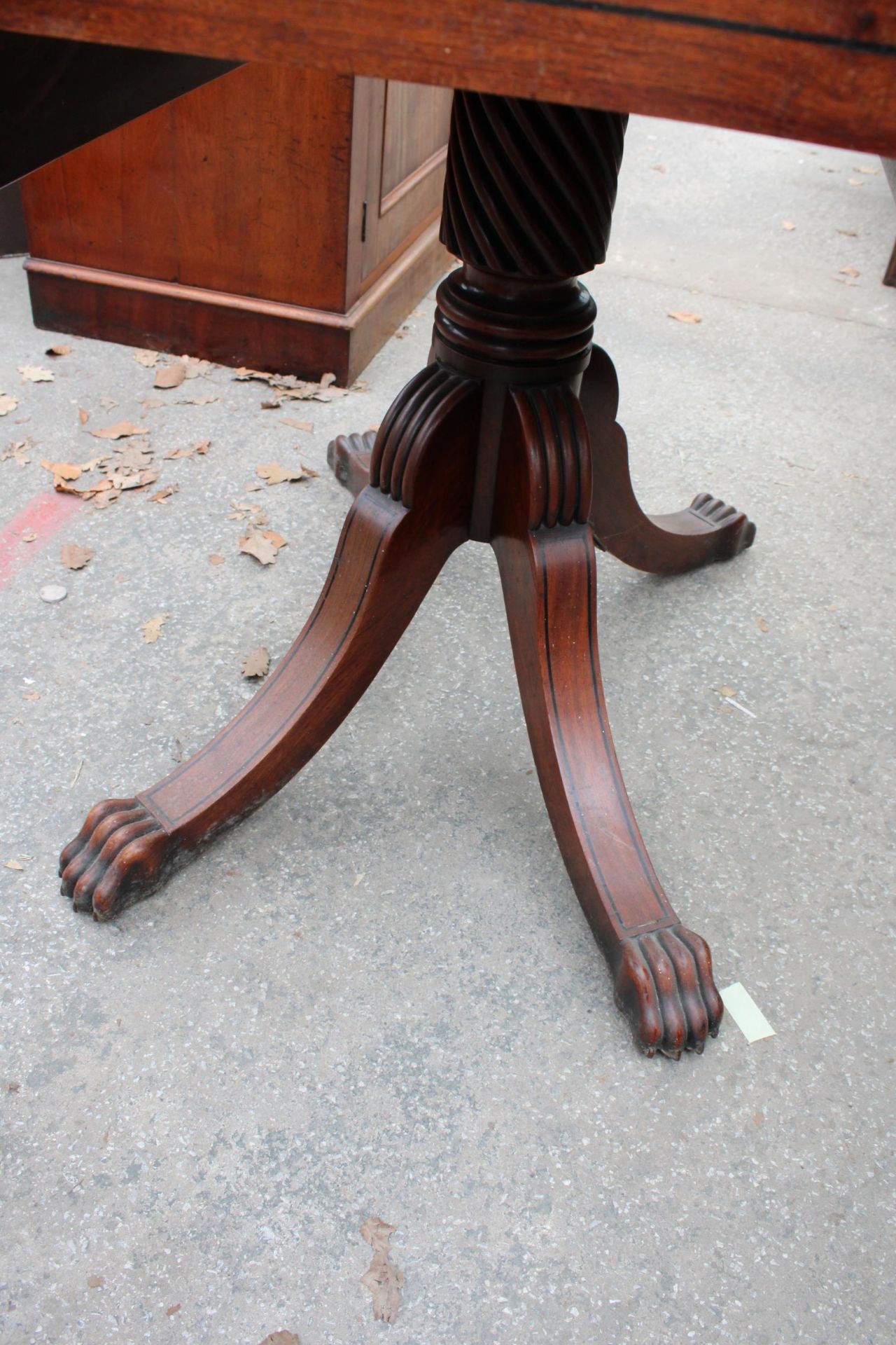 A 19TH CENTURY MAHOGANY DROP LEAF PEDESTAL TABLE WITH ONE DRAWER AND ONE SHAM DRAWER ON SHAM FEET - Image 4 of 4