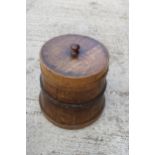 A VINTAGE OAK LIDDED BARREL (H:30CM)