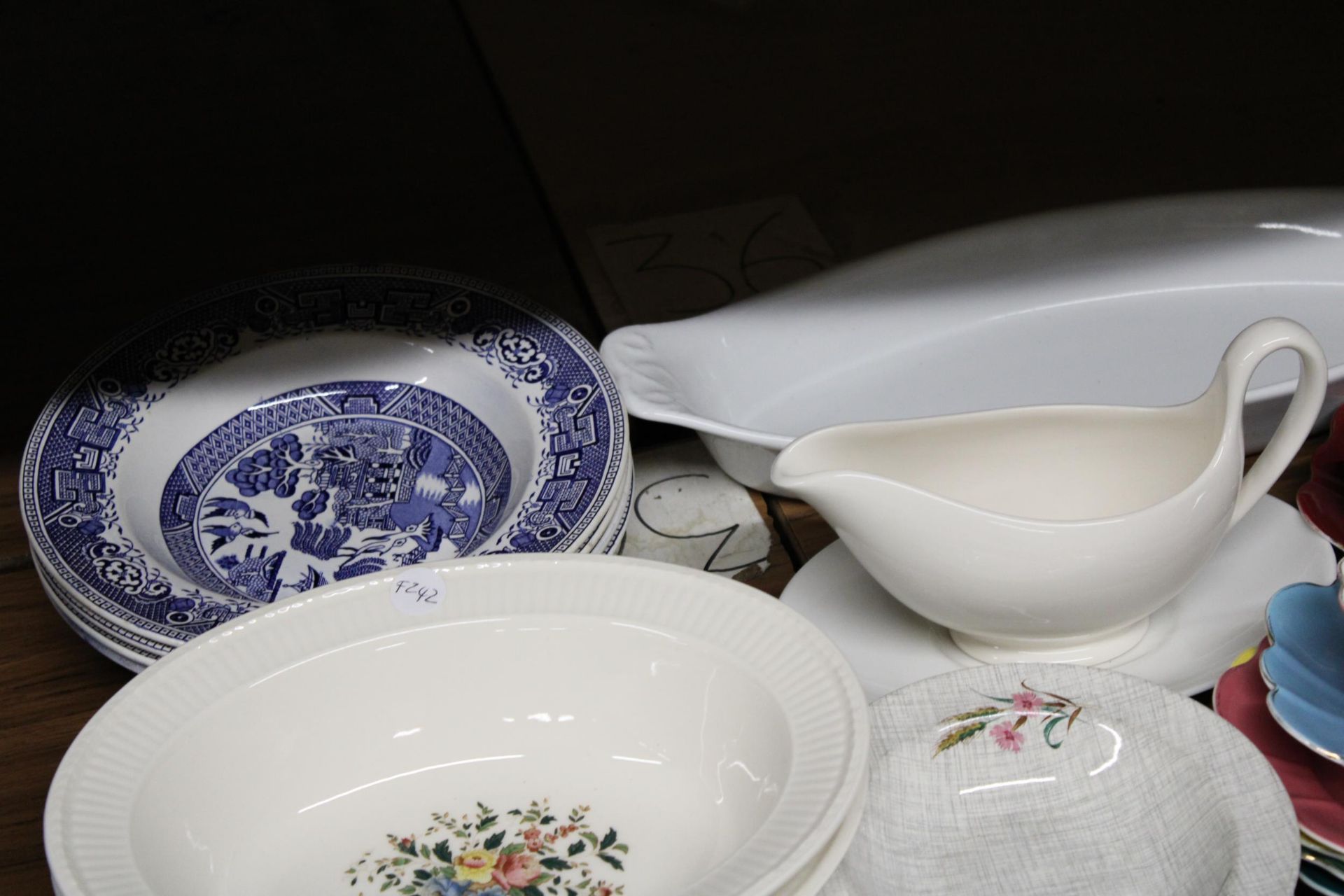 A LARGE QUANTITY OF CERAMICS TO INCLUDE ROYAL STUART CUPS, SAUCERS AND SIDE PLATESGOEBEL AND - Image 3 of 5