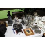 A MIXED LOT OF COLLECTABLES TO INCLUDE HIP FLASKS, TANKARDS, A FIGURINE ETC