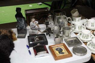 A MIXED LOT OF COLLECTABLES TO INCLUDE HIP FLASKS, TANKARDS, A FIGURINE ETC