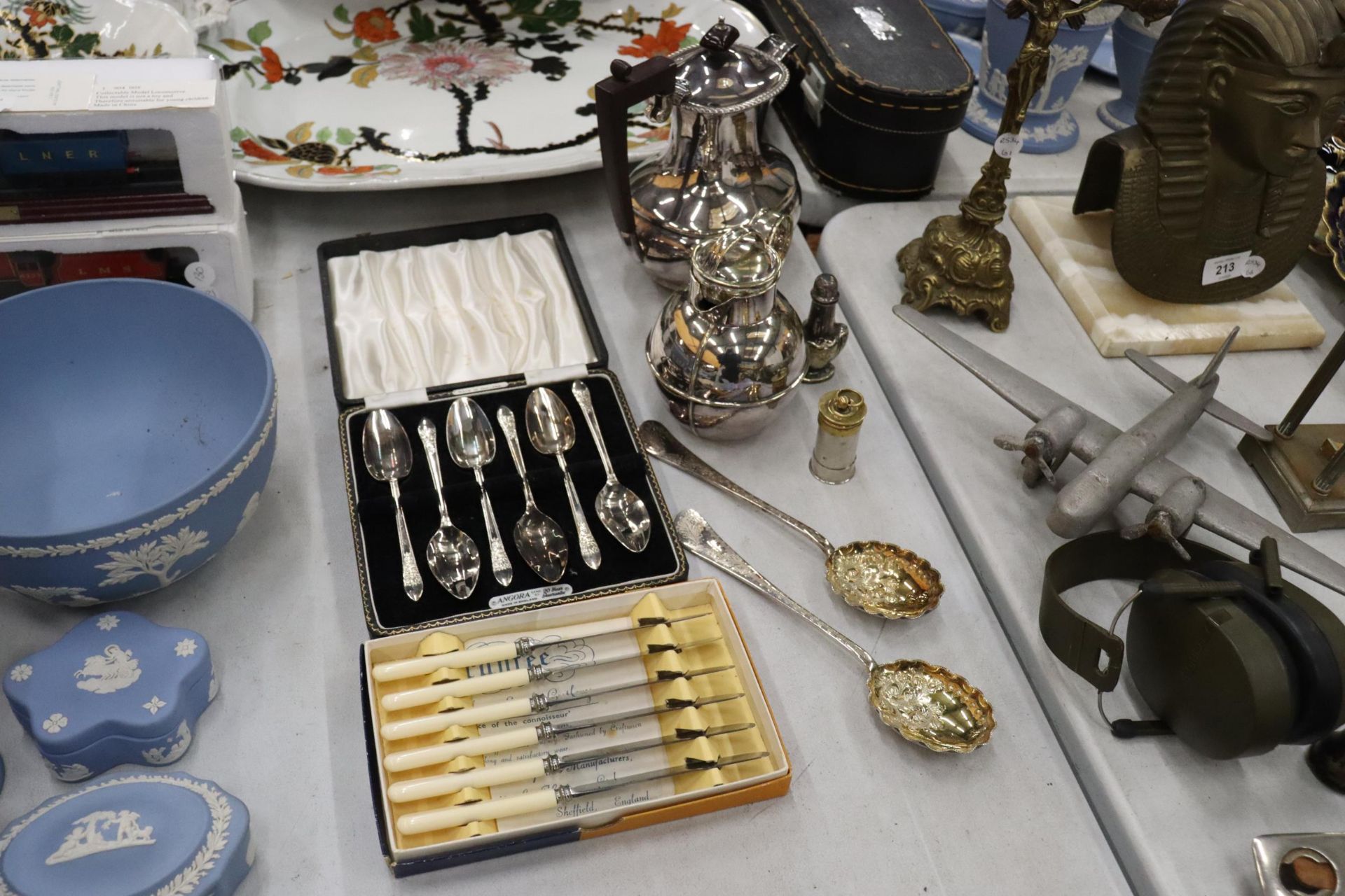 A QUANTITY OF SILVERPLATE TO INCLUDE A COFFEE POT, COFFEE WAMER, SPOONS ETC