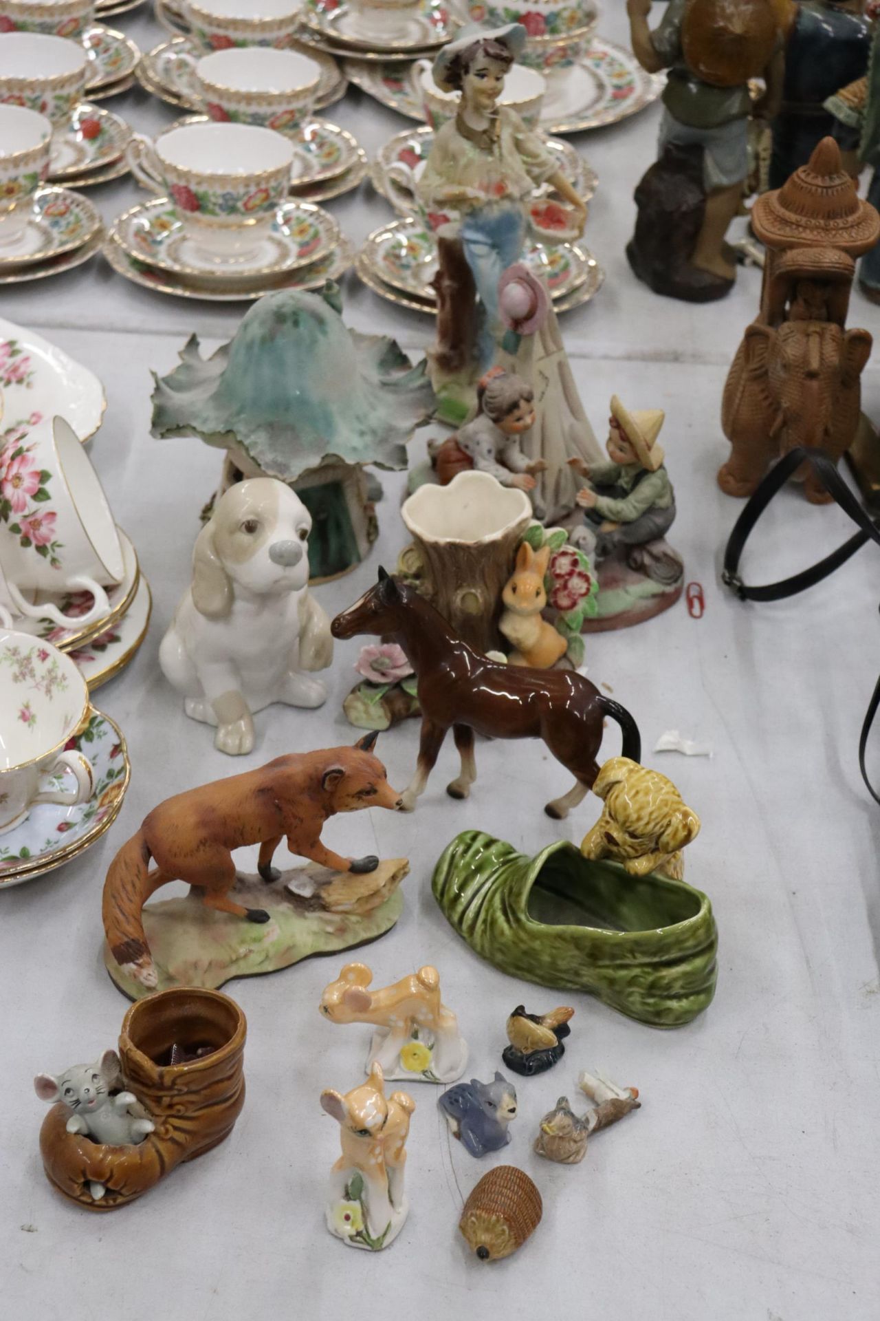 A COLLECTION OF CERAMIC ANIMALS AND FIGURES TO INCLUDE A SYLVAC DOG WITH SLIPPER, CONTINENTAL