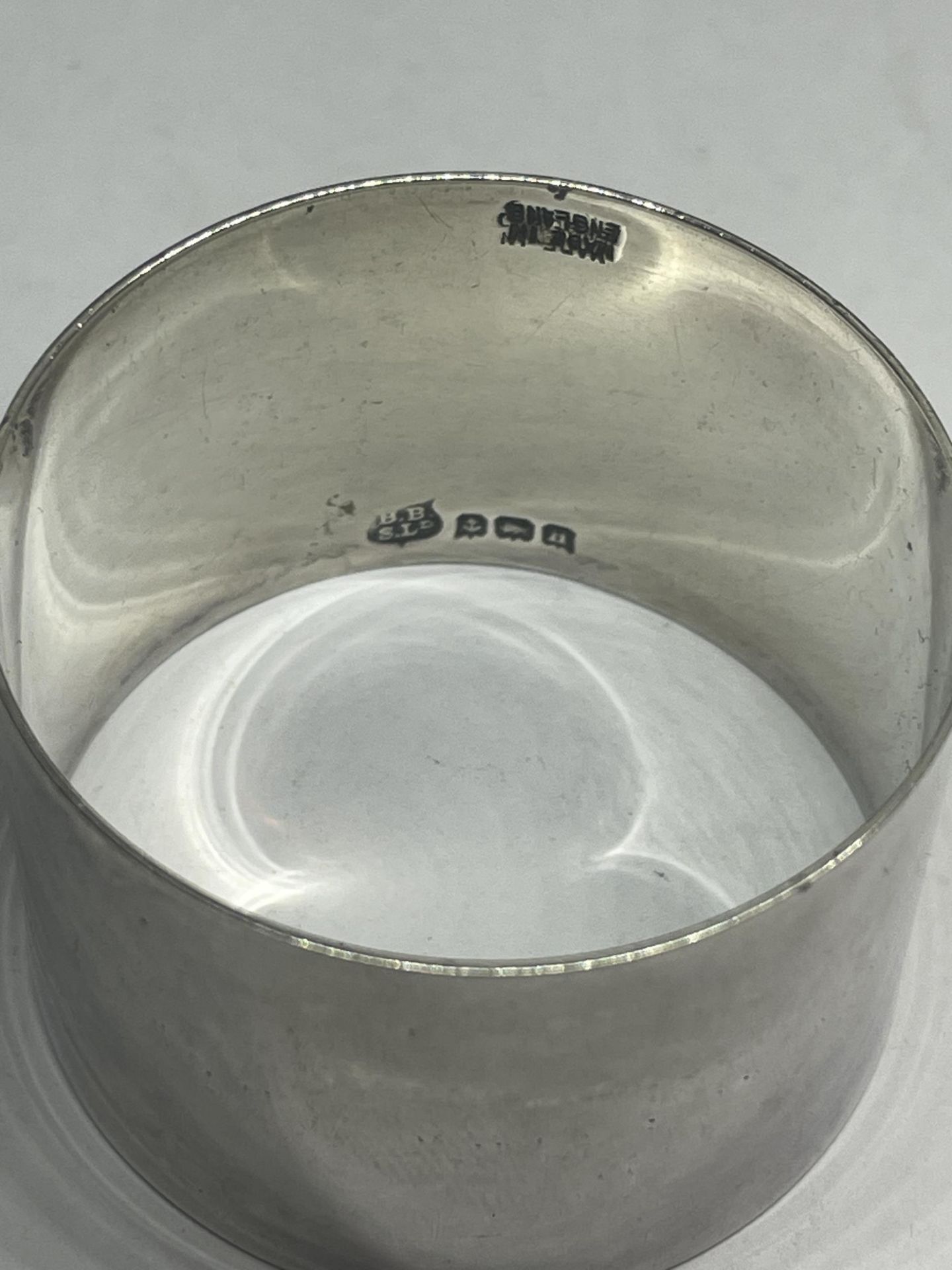 FOUR NAPKIN RINGS TO INCLUDE THREE HALLMARKED BIRMINGHAM SILVER - Image 4 of 5