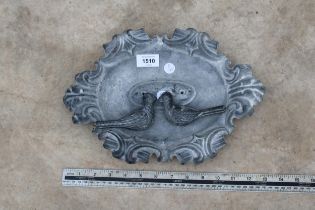 A VINTAGE STYLE DECORATIVE STEEL BIRDBATH WITH SMALL BIRD DECORATION