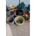 A LARGE ASSORTMENT OF CERAMIC AND PLASTIC GARDEN POTS AND PLANTERS ETC