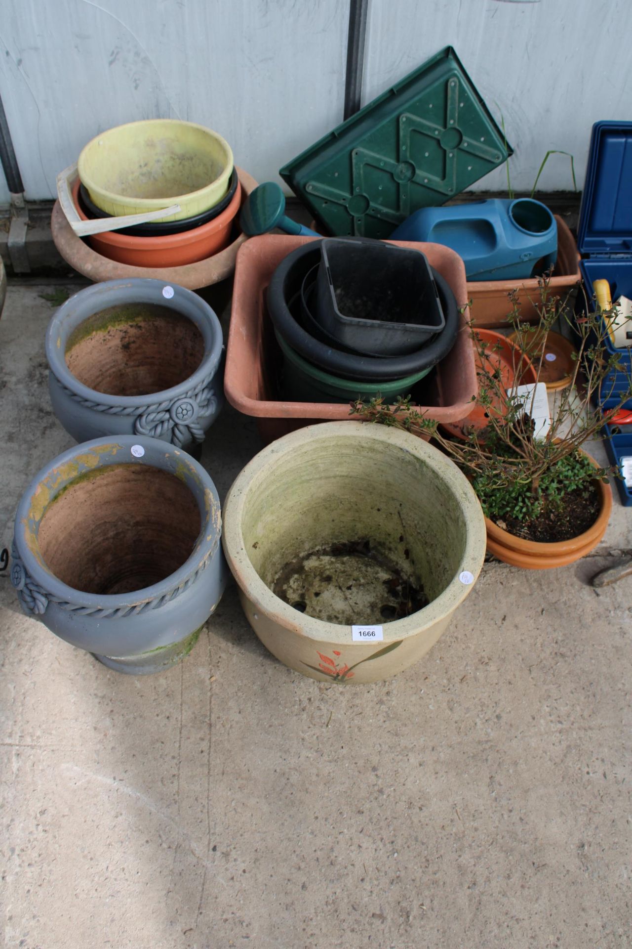 A LARGE ASSORTMENT OF CERAMIC AND PLASTIC GARDEN POTS AND PLANTERS ETC