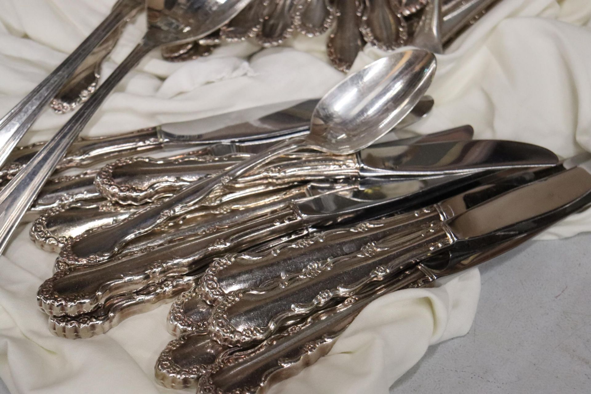 A QUANTITY OF FLATWARE, KNIVES, FORKS AND SPOONS - Image 2 of 9