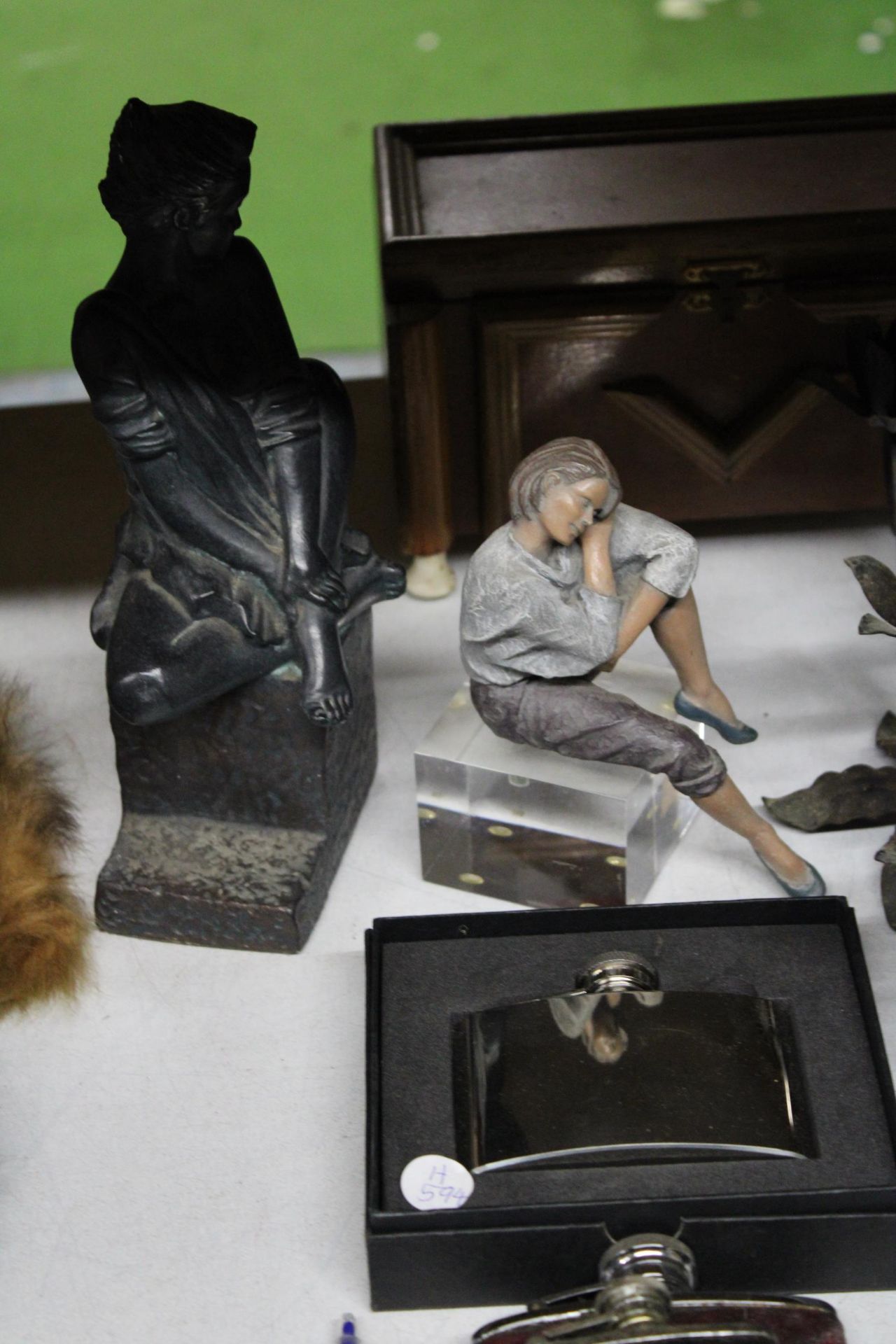 A MIXED LOT OF COLLECTABLES TO INCLUDE HIP FLASKS, TANKARDS, A FIGURINE ETC - Image 3 of 5