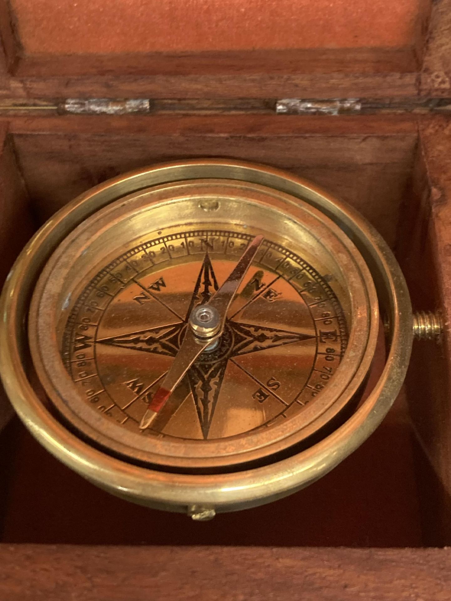 A MIXED LOT TO INCLUDE TWO CLOCKS A VINTAGE SHORTLANDS SHIP WHEEL BAROMETER PLUS BOXED COMPASS - Image 2 of 5