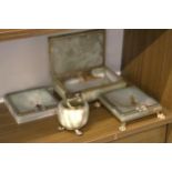A QUANTITY OF ONYX ITEMS TO INCLUDE A FOOTED BOX, ASHTRAYS AND A TABLE LIGHTER - 4 IN TOTAL