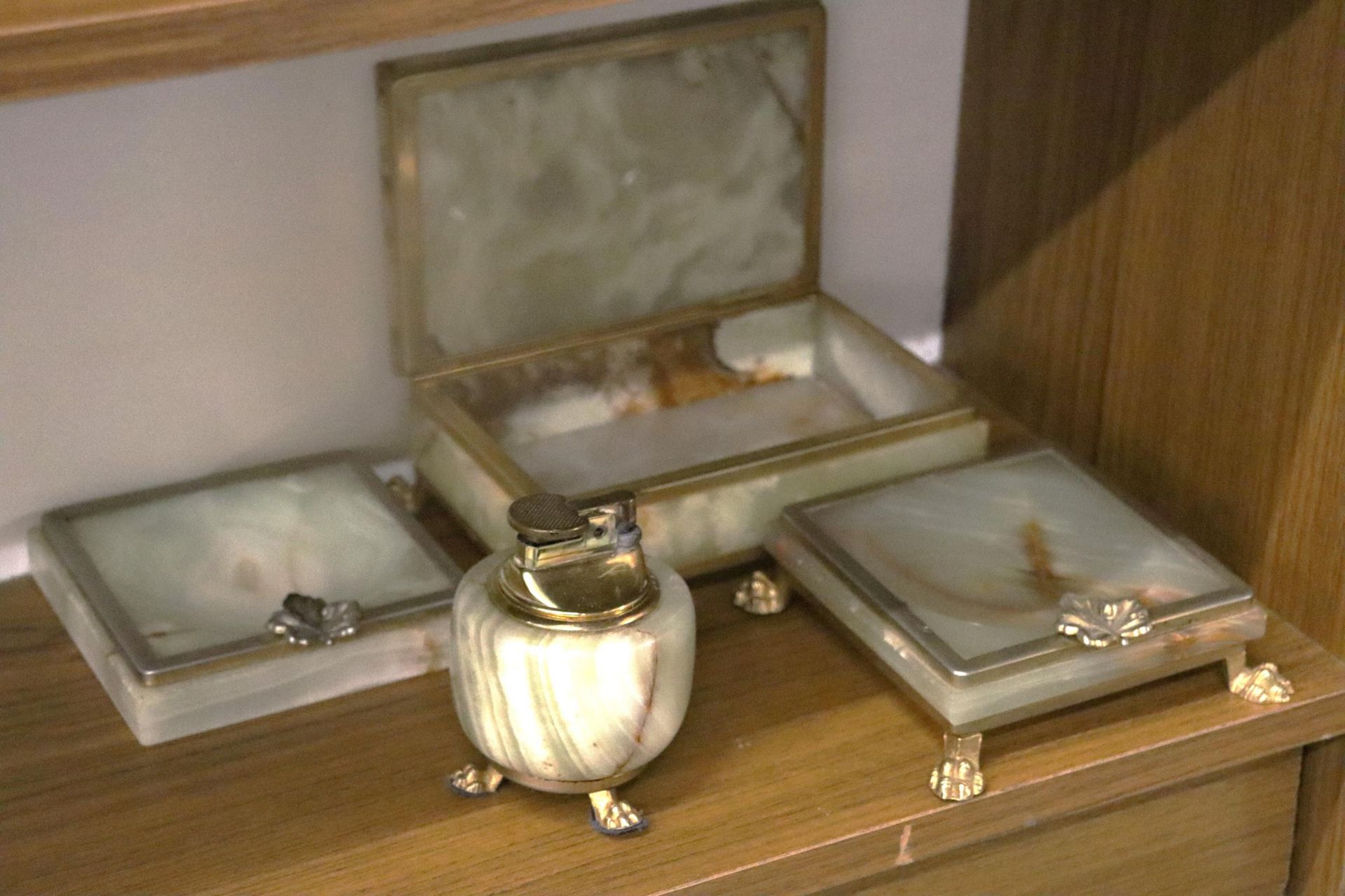 A QUANTITY OF ONYX ITEMS TO INCLUDE A FOOTED BOX, ASHTRAYS AND A TABLE LIGHTER - 4 IN TOTAL