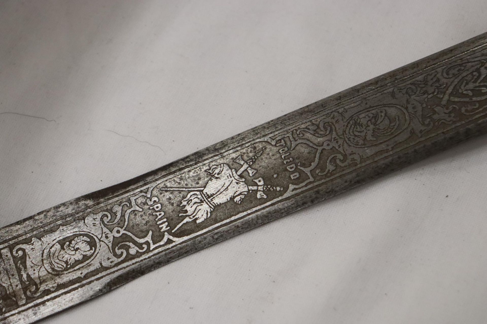 A VINTAGE SWORD WITH A BASKET HILT AND ENGRAVING TO THE TOP OF THE BLADE - Image 5 of 9