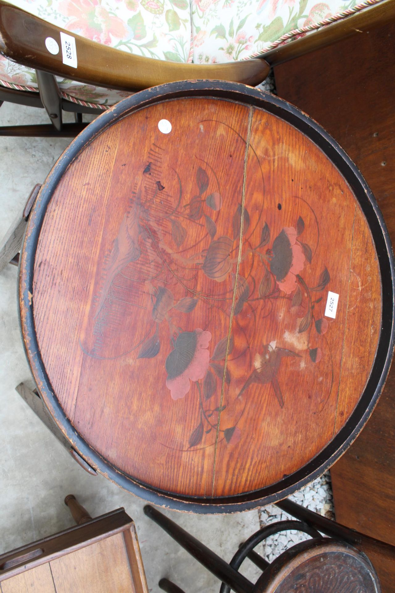 AN ORIENTAL STYLE TRAY ON FOLDING OAK BASE WITH CHINOISERIE DECOTATION TO TOP 23" DIAMETER - Image 2 of 2