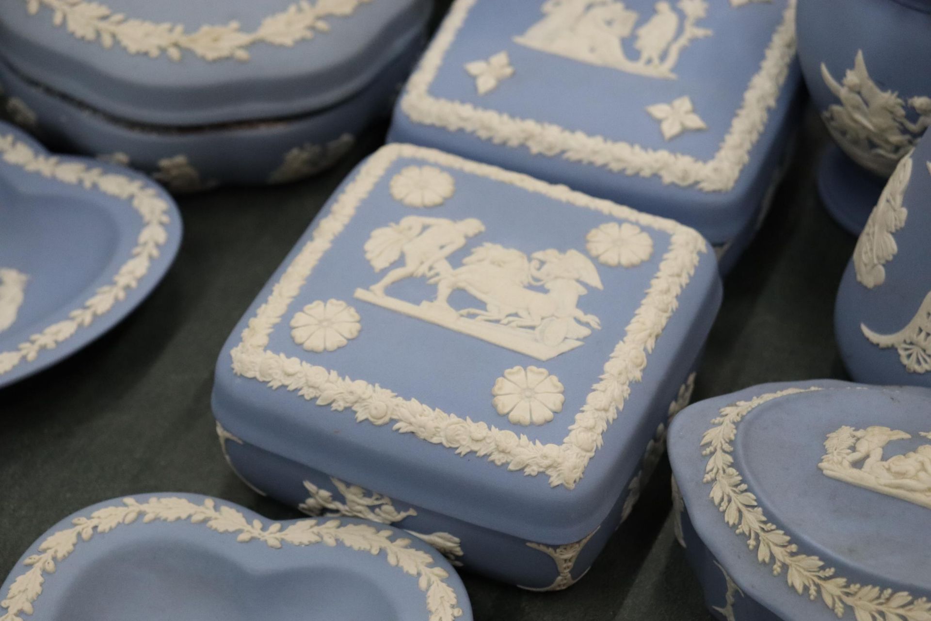 A COLLECTION OF POWDER BLUE WEDGWOOD JASPERWARE TO INCLUDE PIN TRAYS, TRINKET BOXES, VASES, BOWLS, - Image 8 of 9