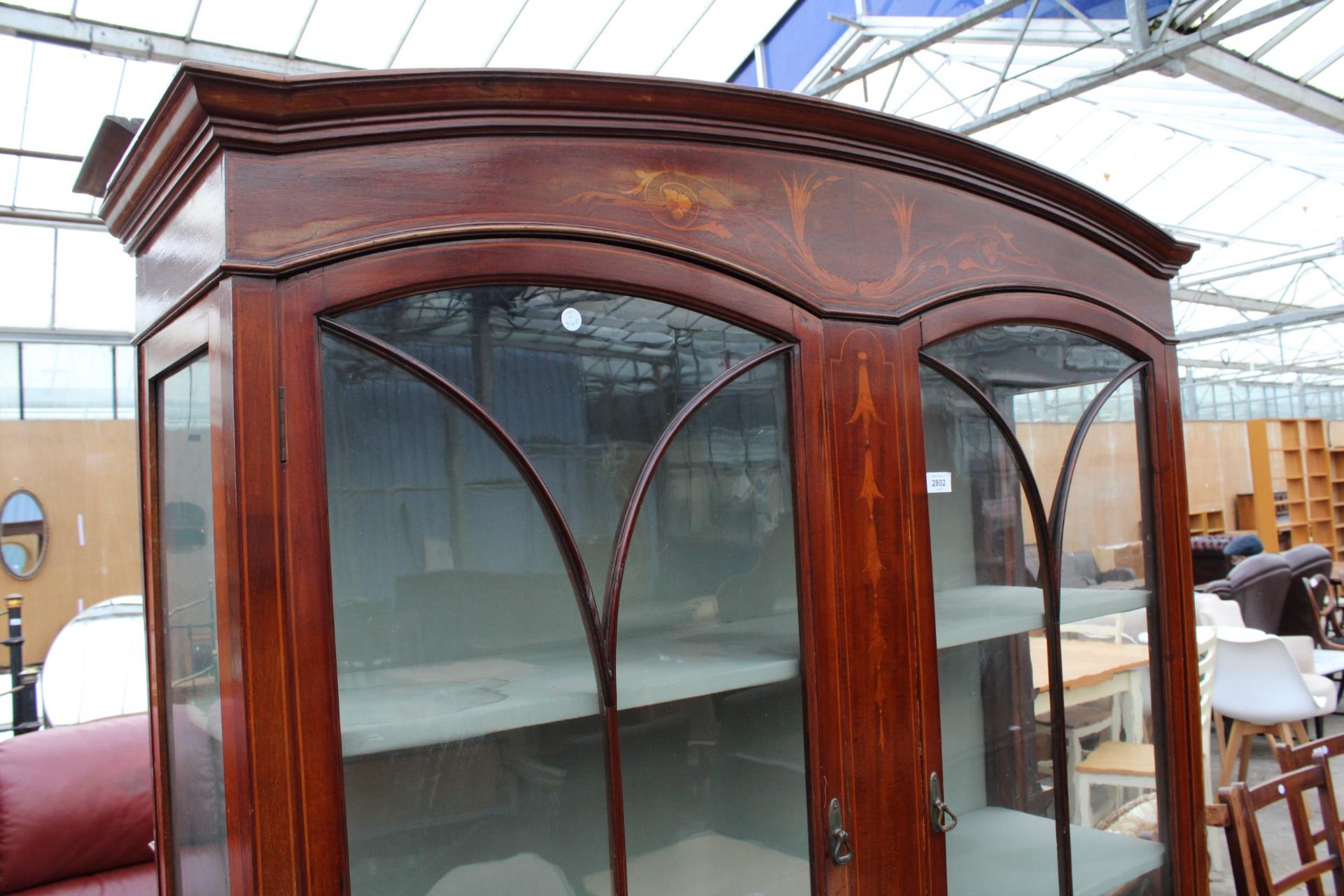 AN EDWARDIAN MAHOGANY AND INLAID TWO DOOR DISPLAY CABINET 51" WIDE - Bild 2 aus 5