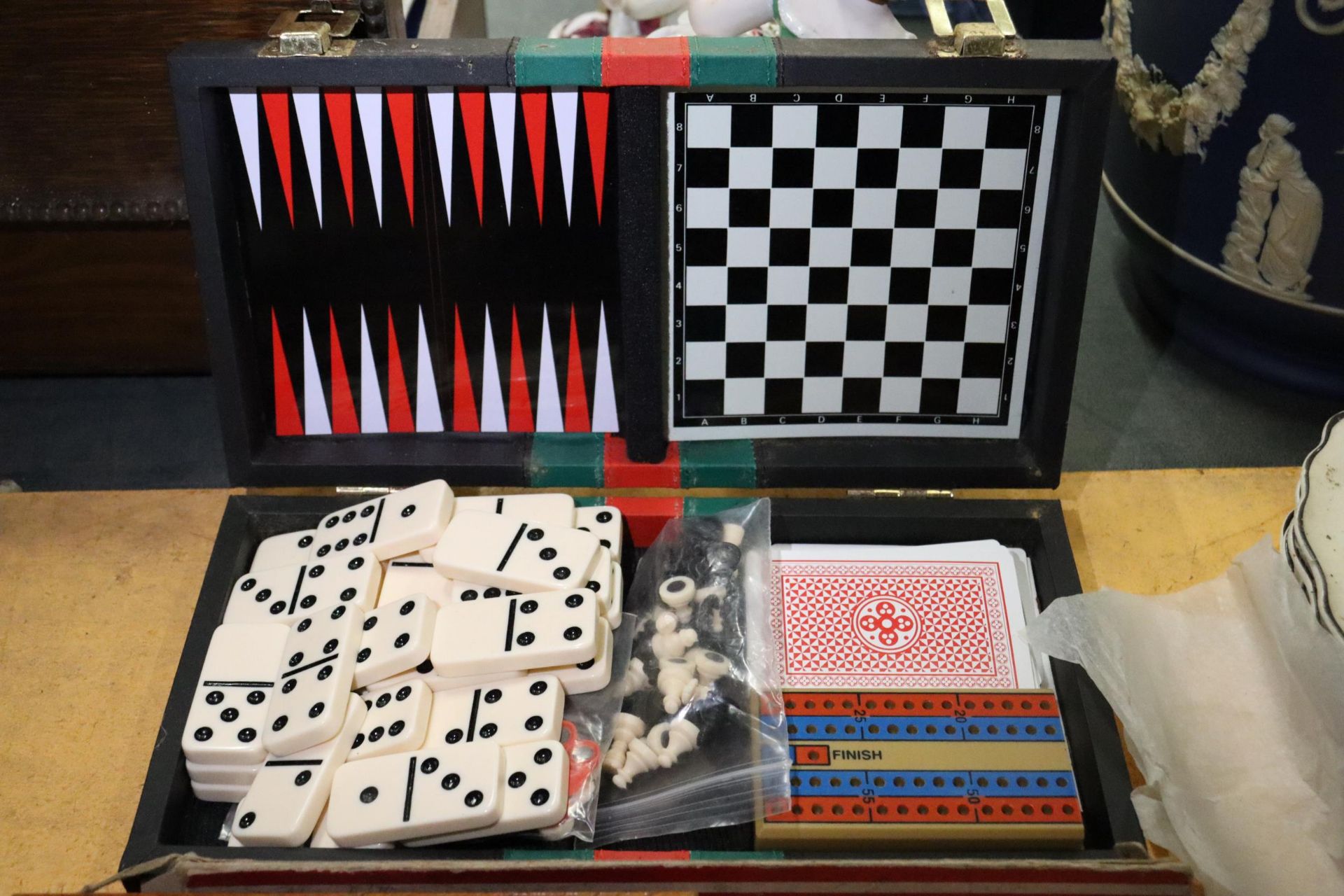 A QUANTITY OF GAMES TO INCLUDE CRIBBAGE BOARDS, DOMINOES, DRAUGHTS, ETC., - Image 4 of 8