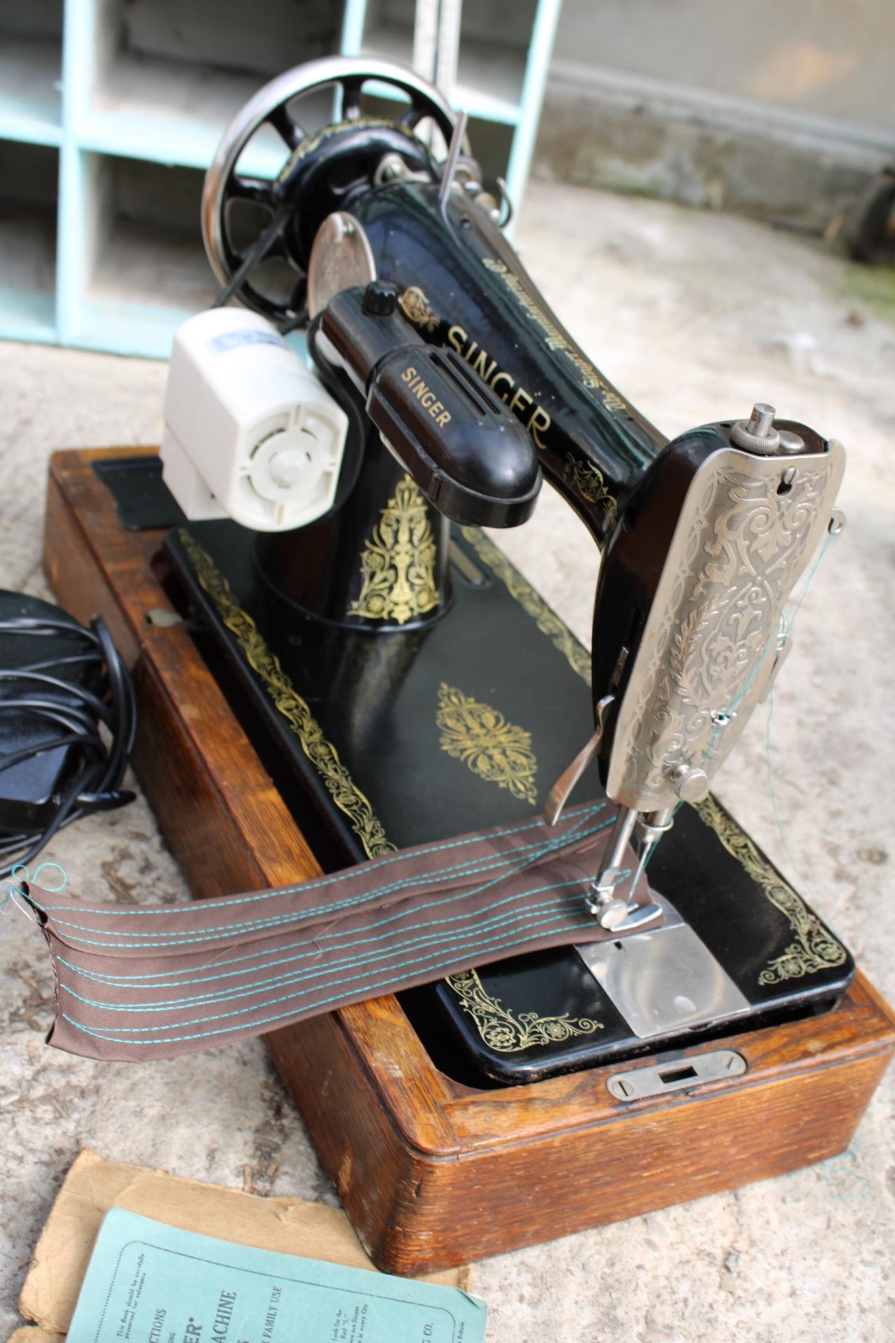 A VINTAGE SINGER SEWING MACHINE WITH WOODEN CARRY CASE, MANUAL AND SPARE PARTS ETC - Image 8 of 8