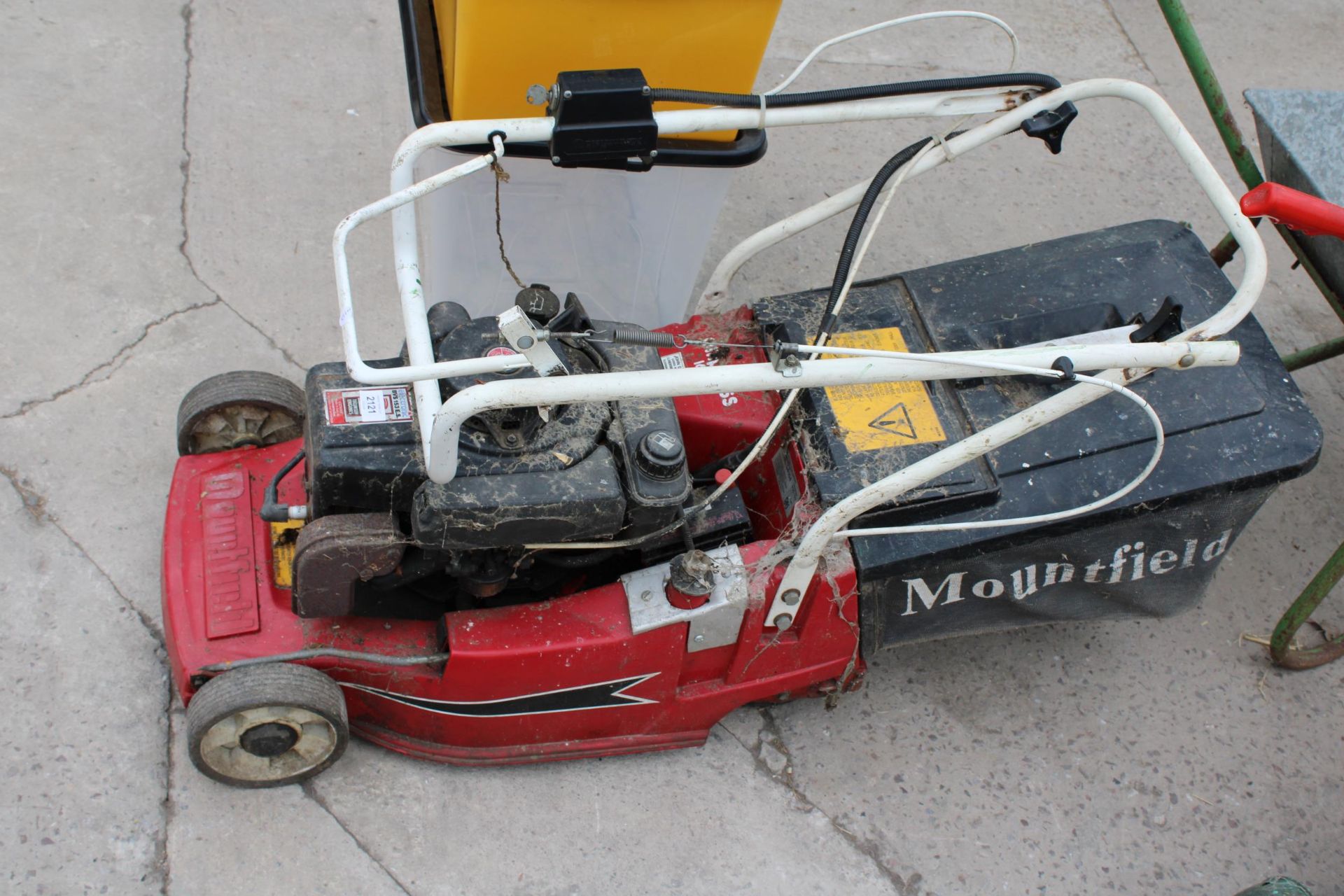 A MOUNTFIELD PETROL ENGINE LAWN MOWER WITH GRASS BOX - Image 2 of 4
