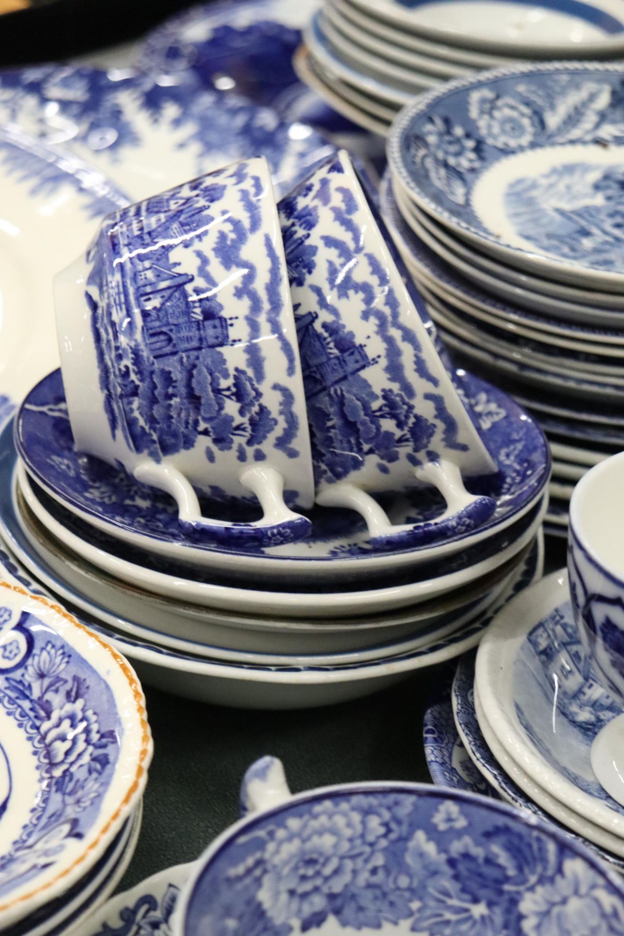 A LARGE QUANTITY OF OF WOODS AND BURLEIGH WARE BLUE AND WHITE CERAMICS TO INCLUDE WILLOW PATTERN, - Bild 11 aus 15