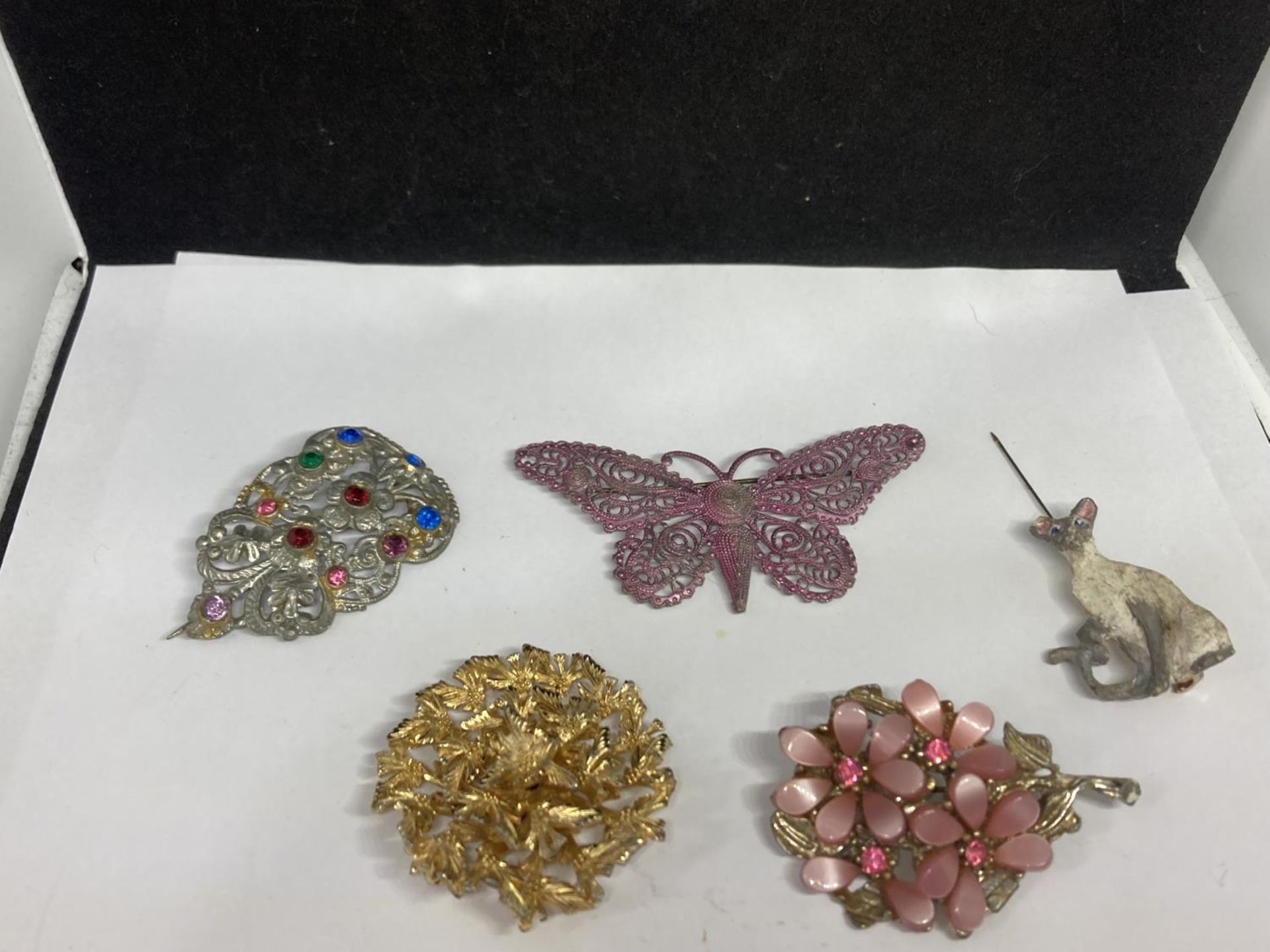 A QUANTITY OF VARIOUS BROOCHES - Image 2 of 3