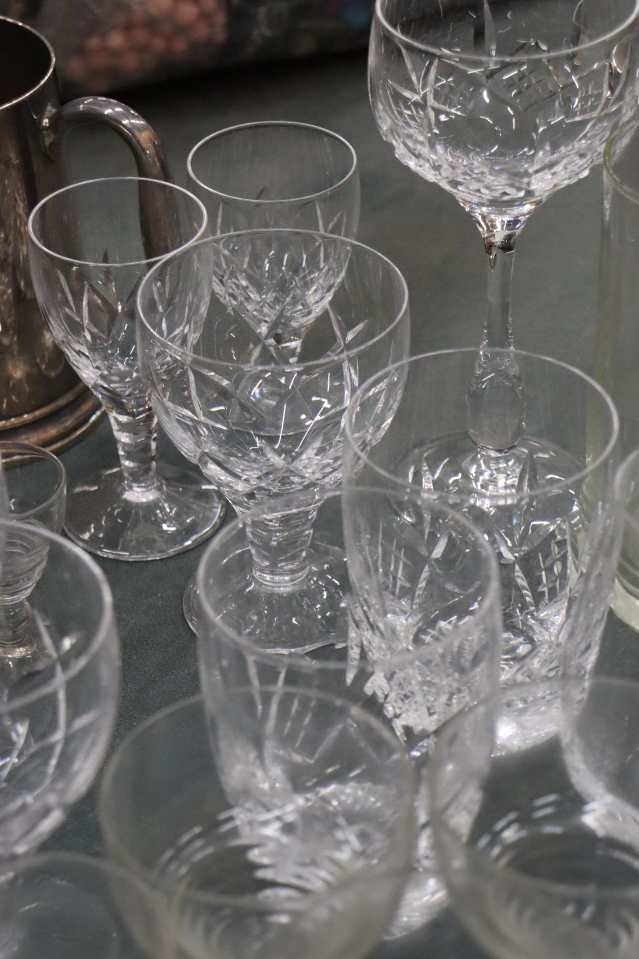 A LARGE QUANTITY OF GLASSES TO INCLUDE SHERRY, LIQUER, TUMBLERS, ETC - Image 8 of 9