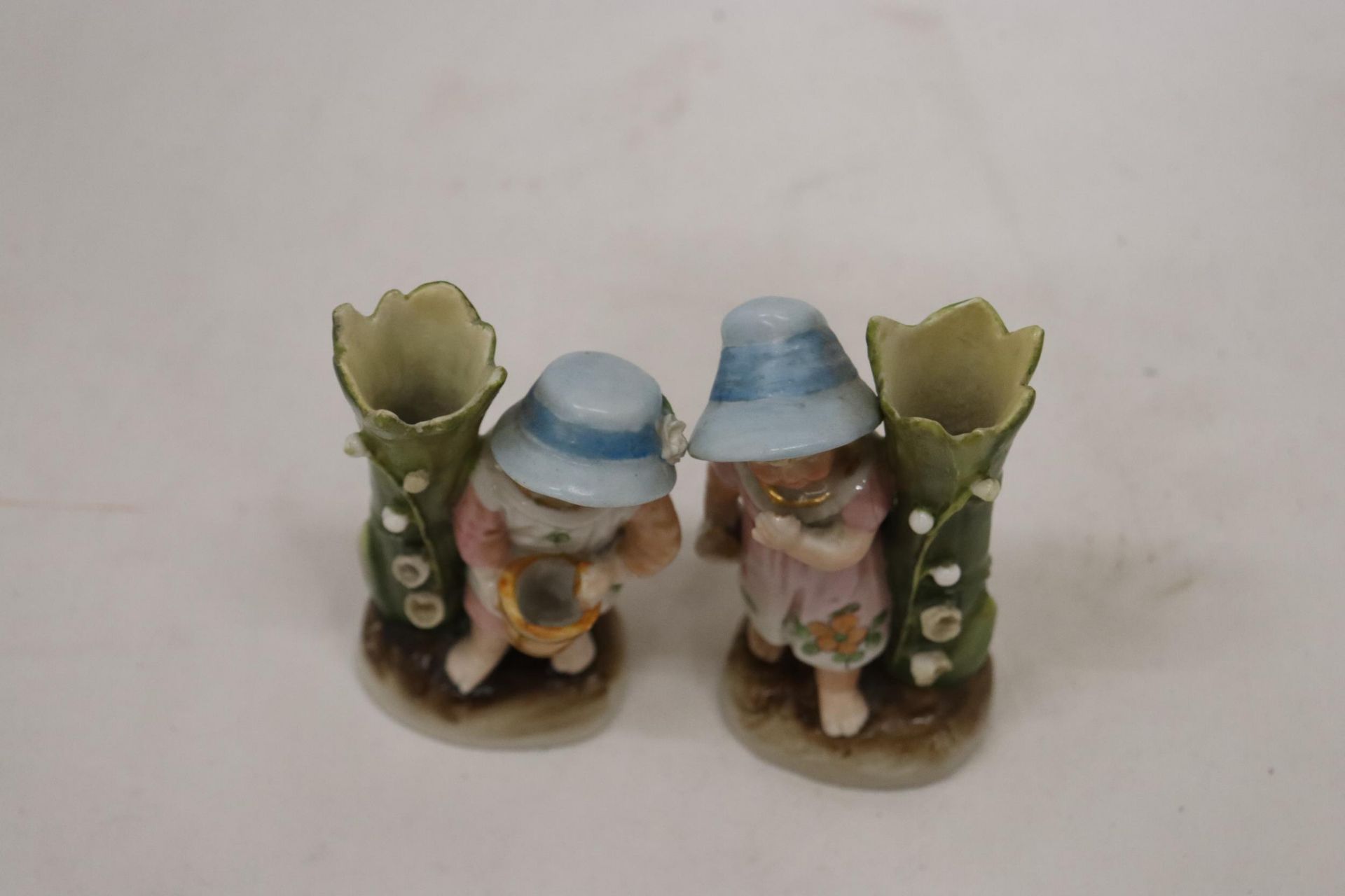 TWO VINTAGE GERMAN FAIRINGS TO INCLUDE A GIRL WITH JUG VASE AND A GIRL WITH BASKET VASE GOOD COLOURS - Bild 8 aus 8