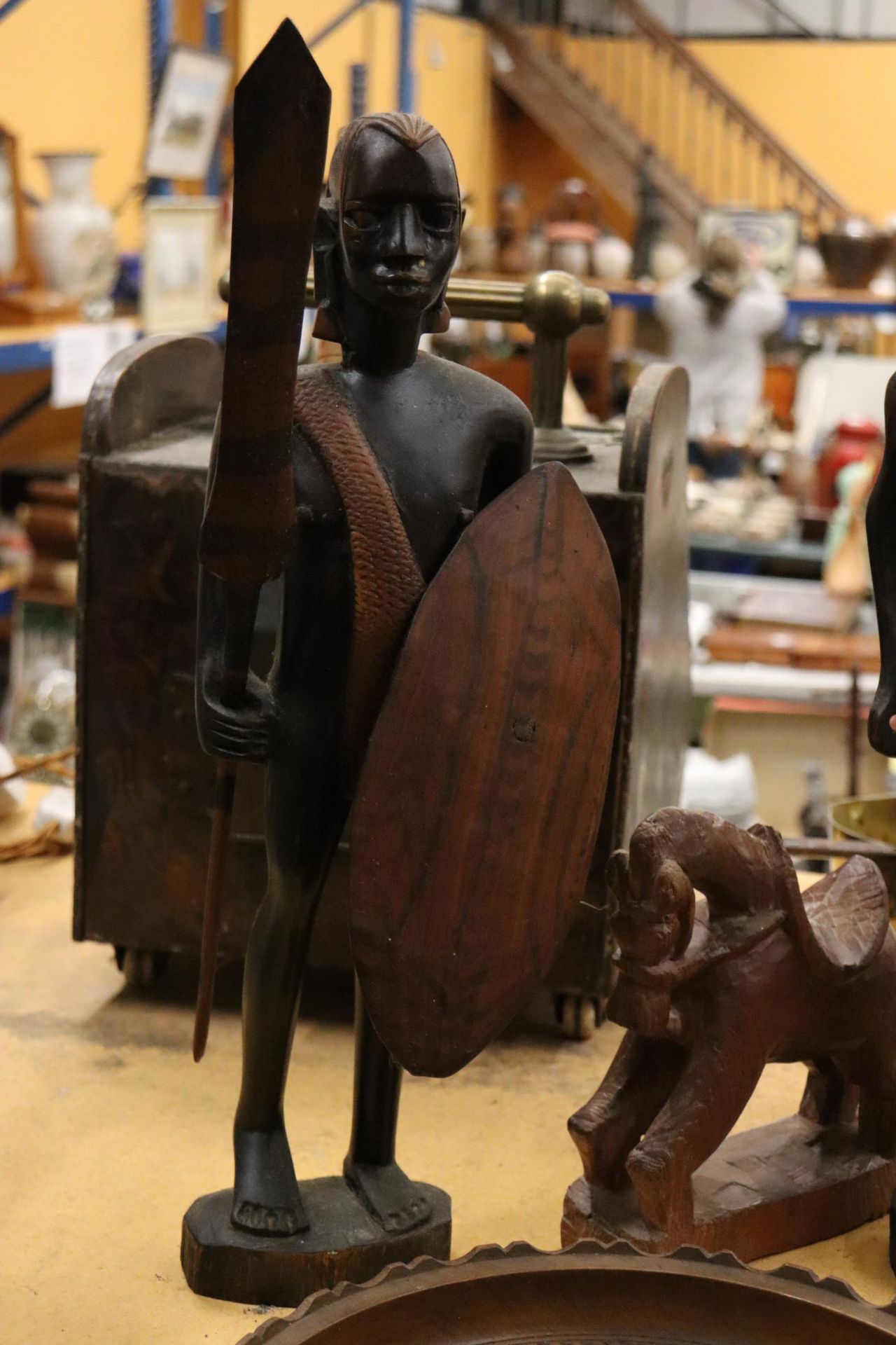 A MIXED LOT OF WOODEN SCULPTURES TO INCLUDE BOWL, UTENSILS, HAND CARVED WOODEN BOAT ETC - Bild 3 aus 10