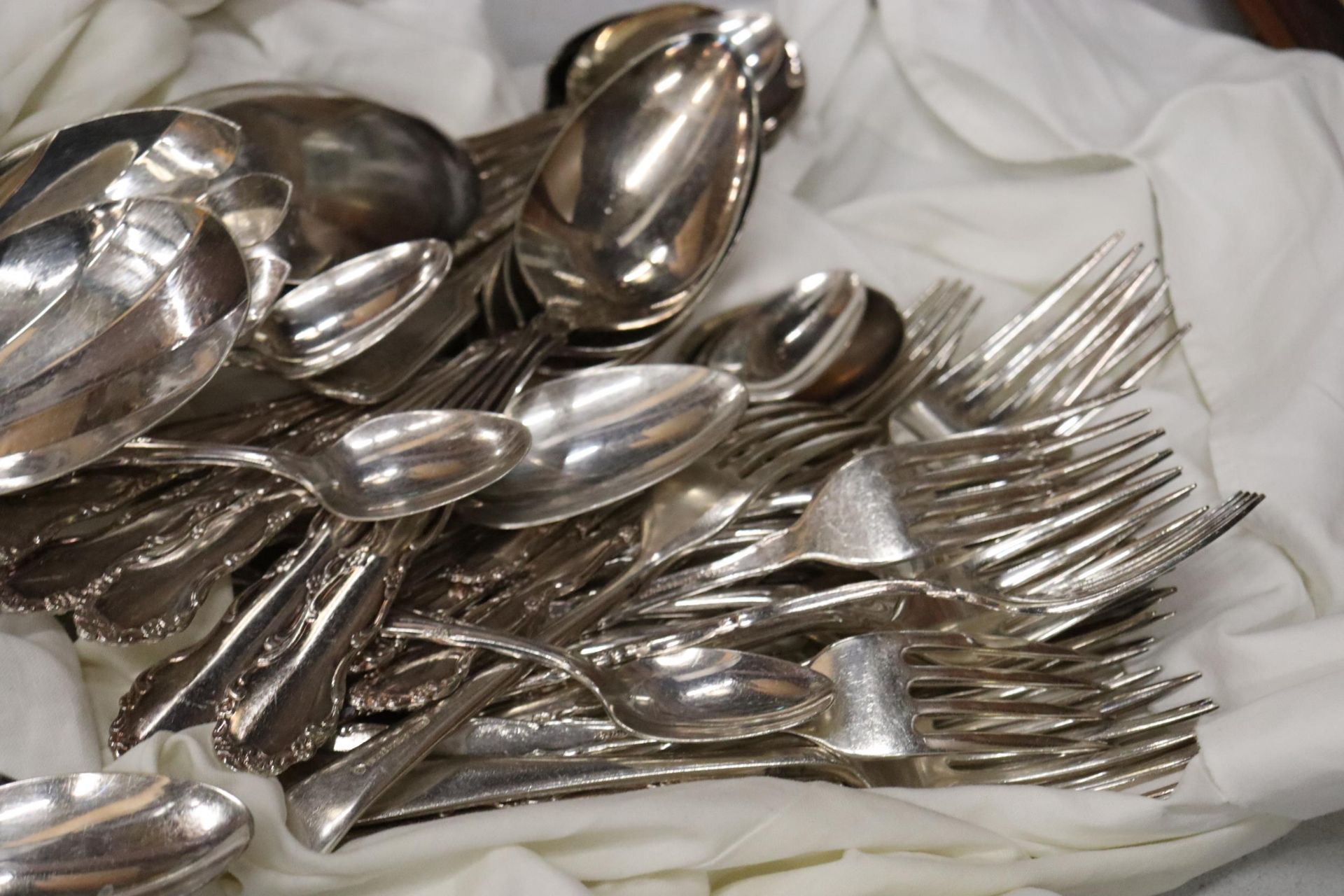 A QUANTITY OF FLATWARE, KNIVES, FORKS AND SPOONS - Image 6 of 9
