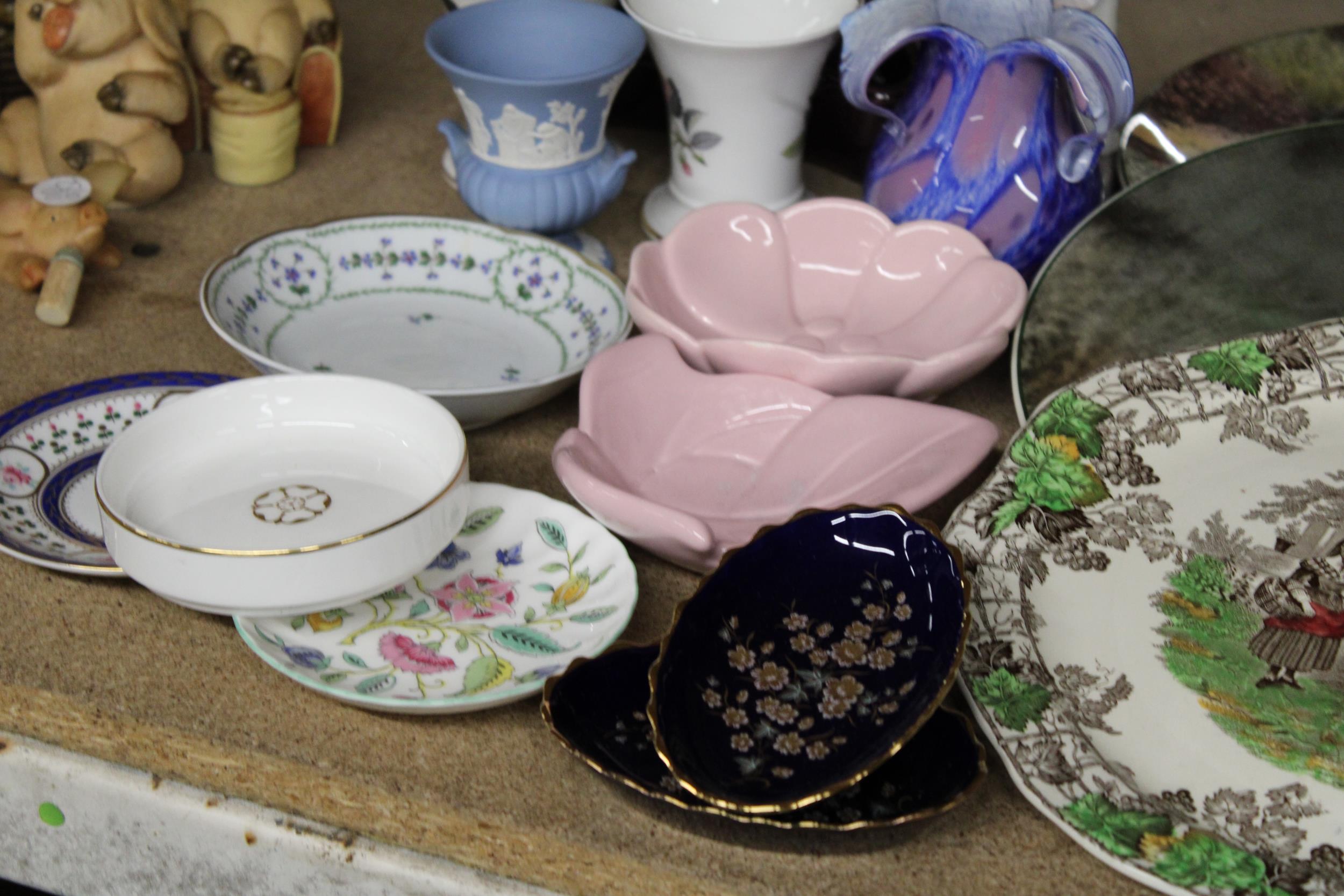 A MIXED LOT OF CERAMICS TO INCLUDE LIMOGES PIN TRAYS, CABINET PLATES, MINTON, WEDGWOOD, ETC - Image 3 of 5