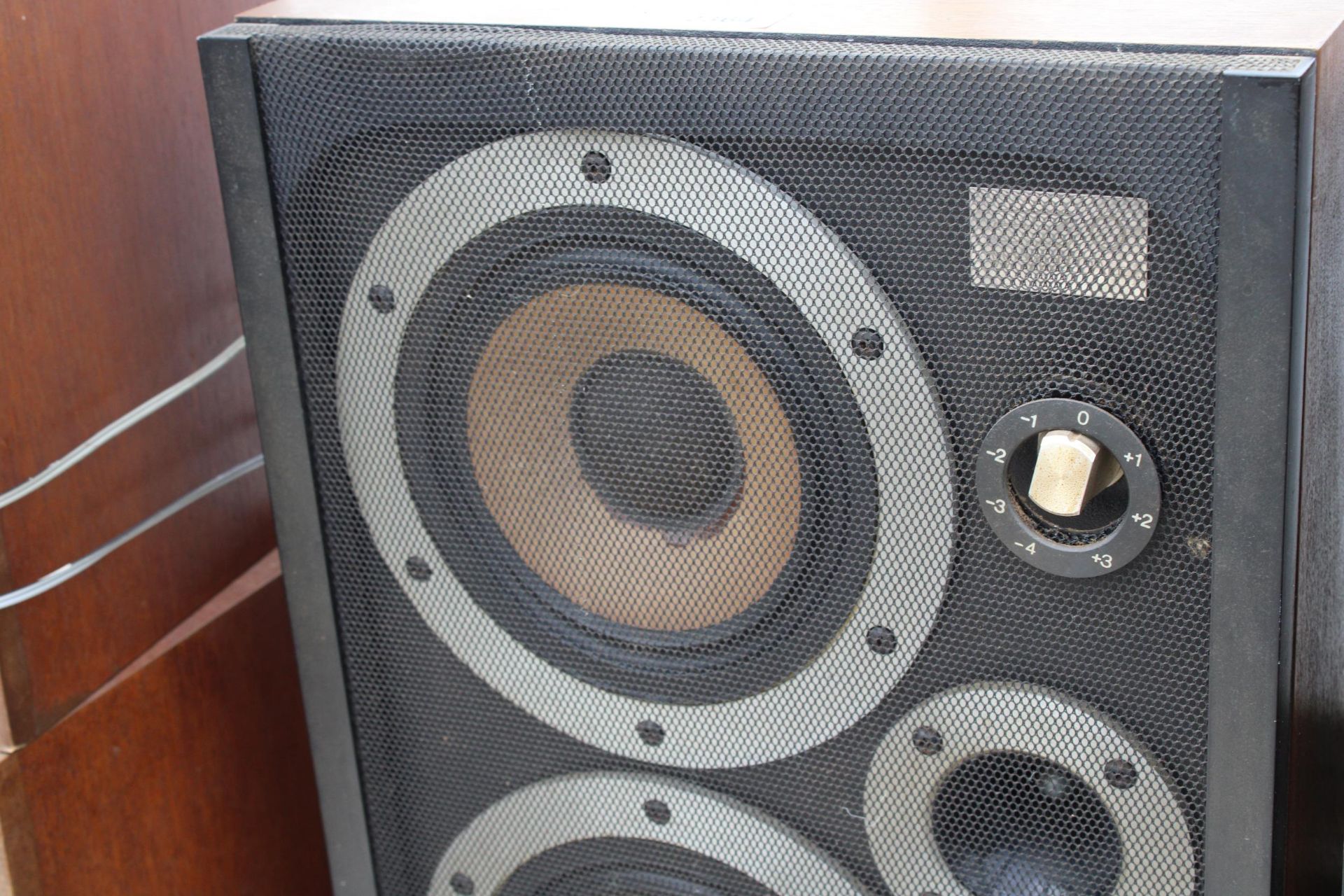 A PAIR OF WOODEN CASED WHARFEDALE E.THIRTY SPEAKERS - Bild 2 aus 3