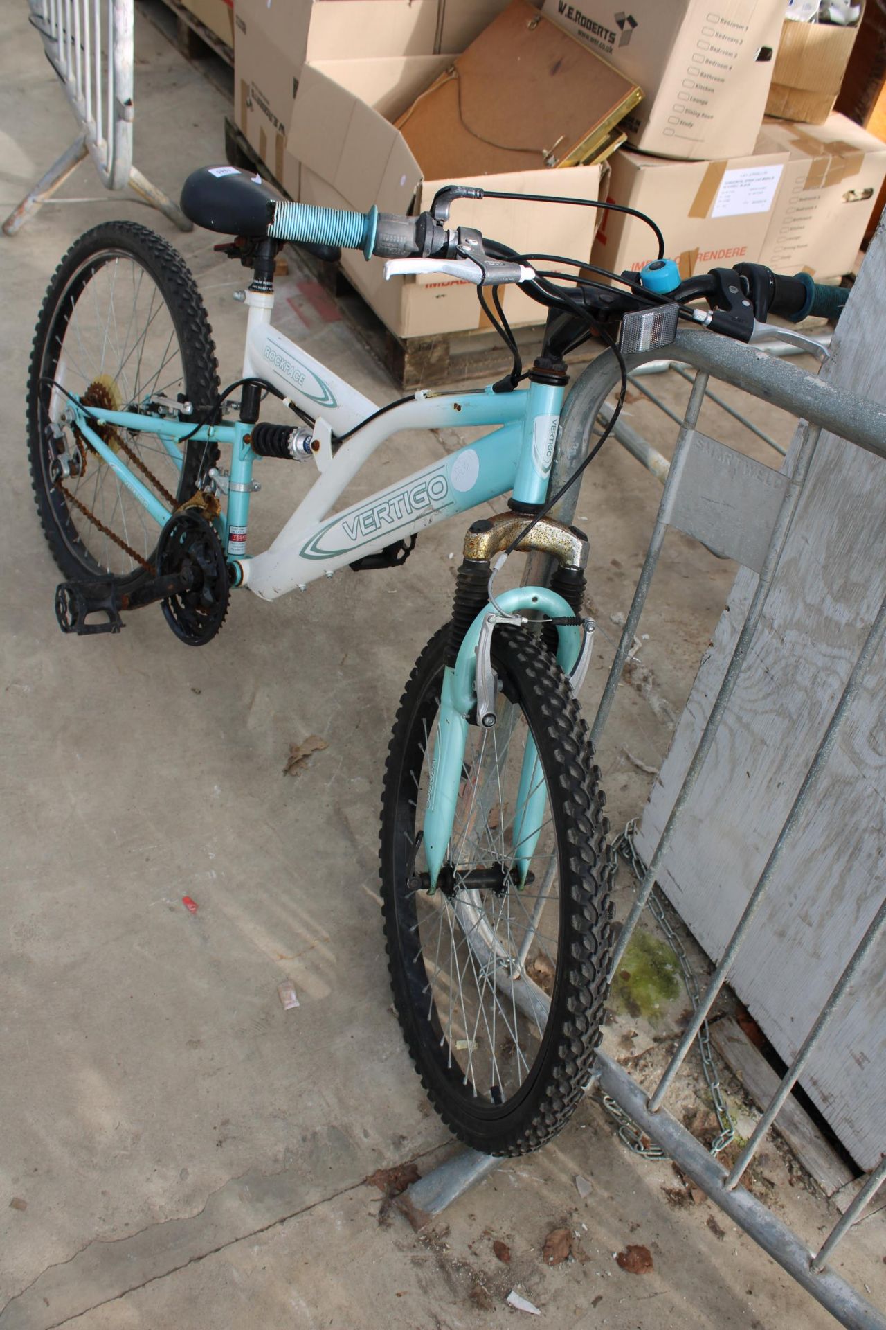 A ROCKFACE CHILDS MOUNTAIN BIKE WITH FRONT AND REAR SUSPENSION AND 18 SPEED SHIMANO GEAR SYSTEMS - Bild 4 aus 4