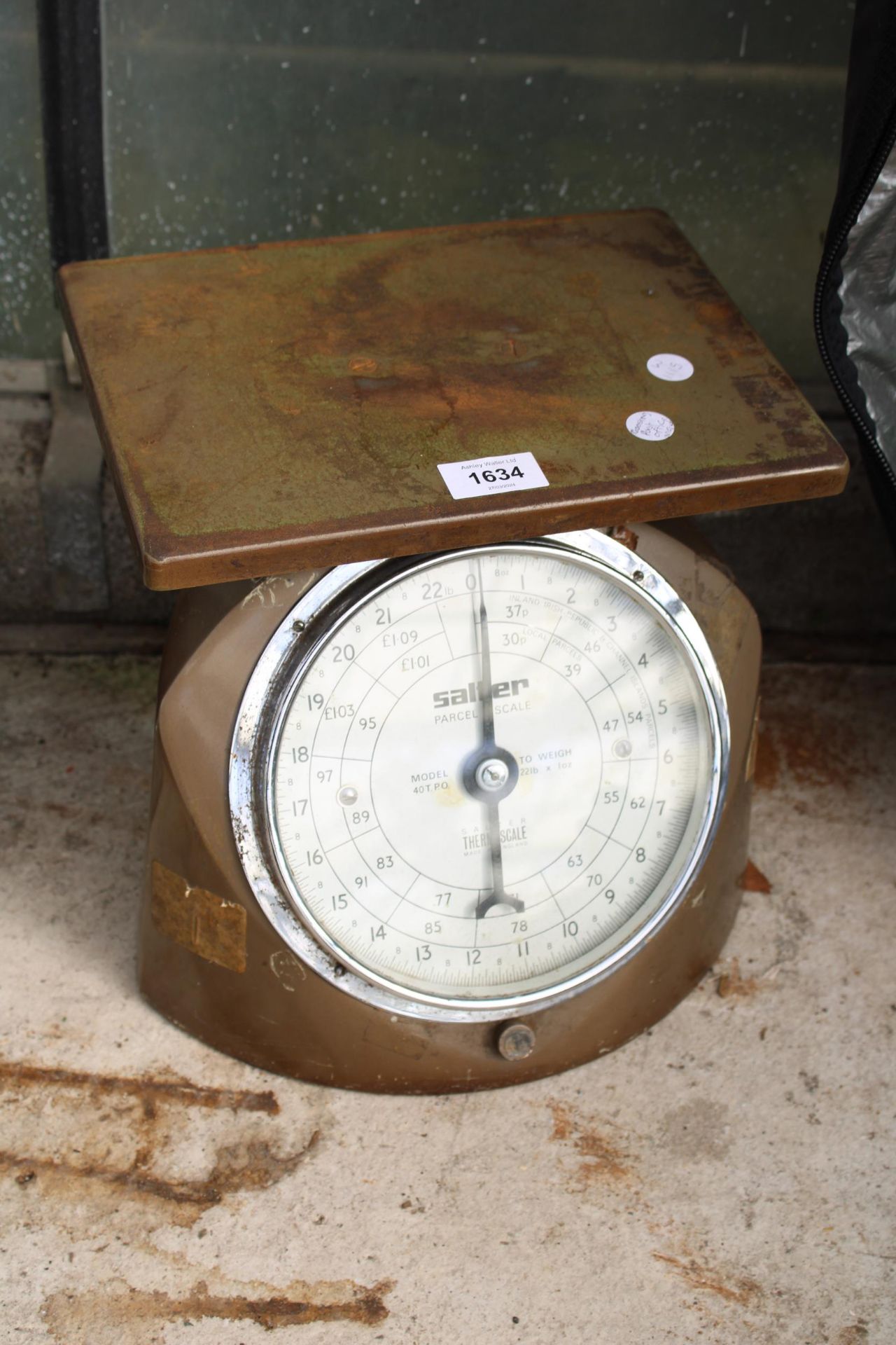 A SET OF VINTAGE SALTER PARCEL SCALES