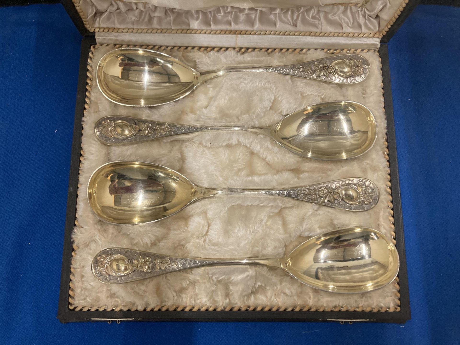 FOUR MARKED 800 DECORATIVE SERVING SPOONS IN ORIGINAL PRESENTATION BOX GEERUDER GREER, JEWELLER IN - Image 2 of 4