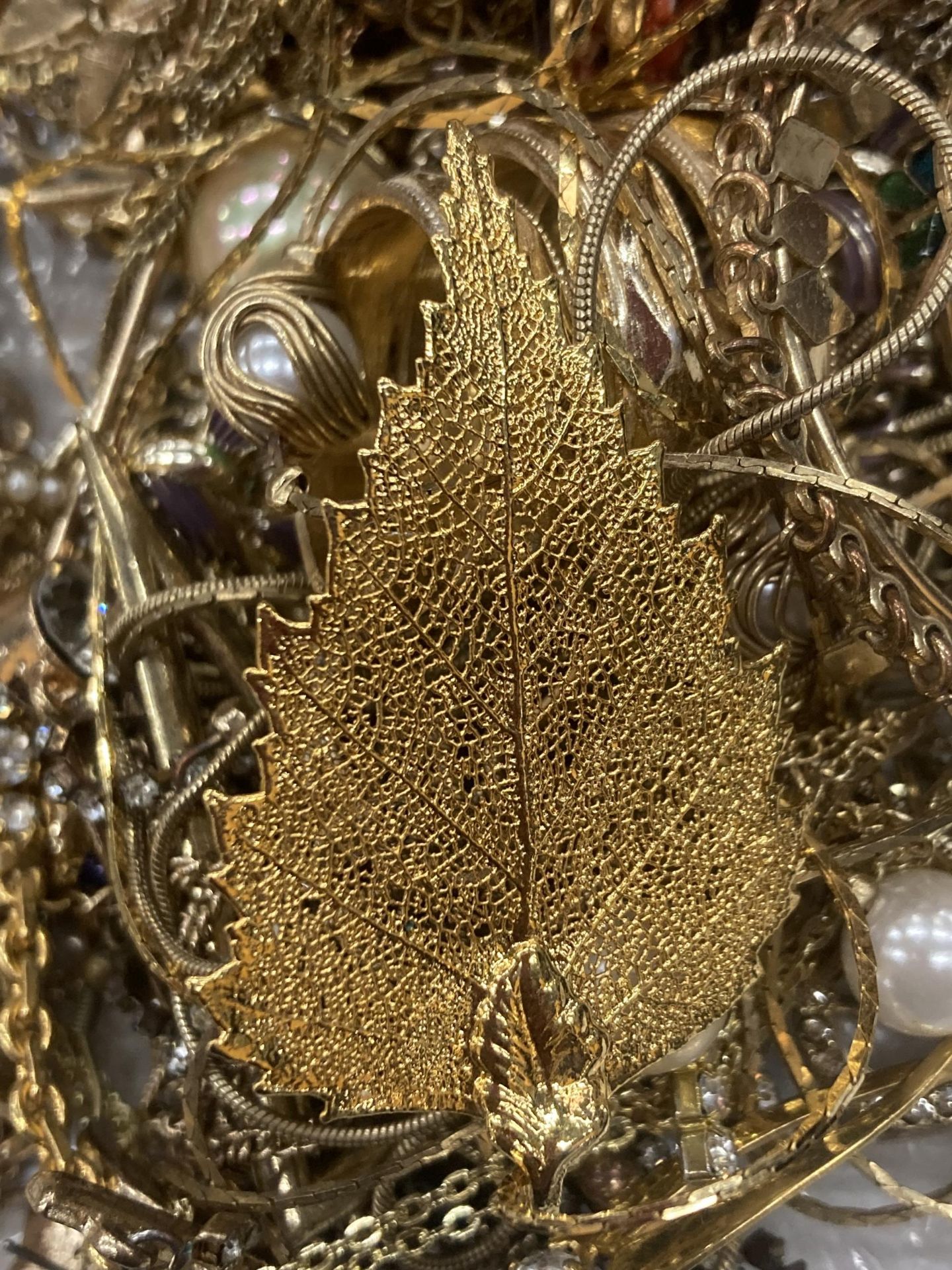 A QUANTITY OF YELLOW METAL COSTUME JEWELLERY - Image 3 of 4