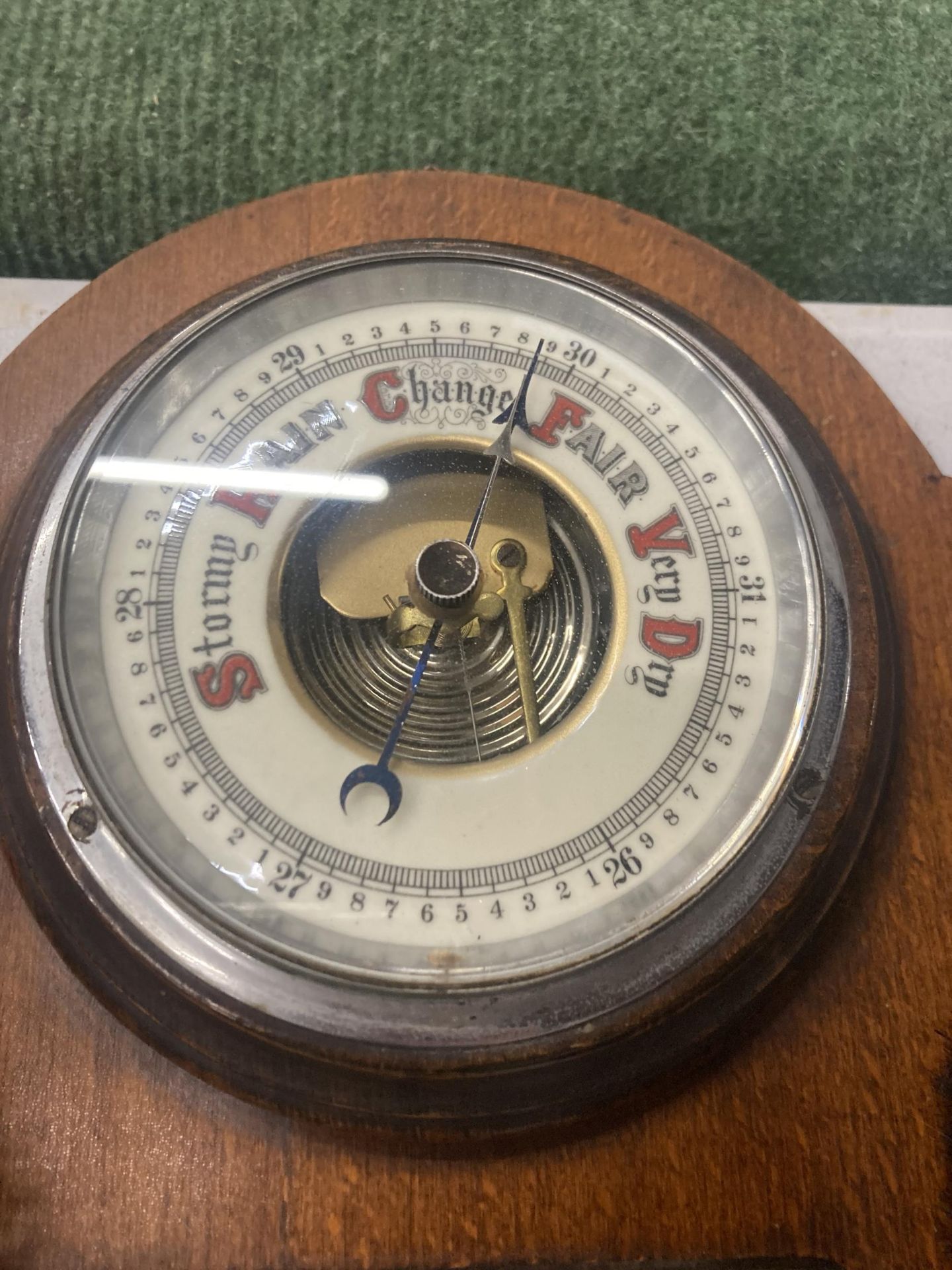 A VINTAGE OAK HALL MIRROR WITH BAROMETER AND BRUSH - Image 4 of 4