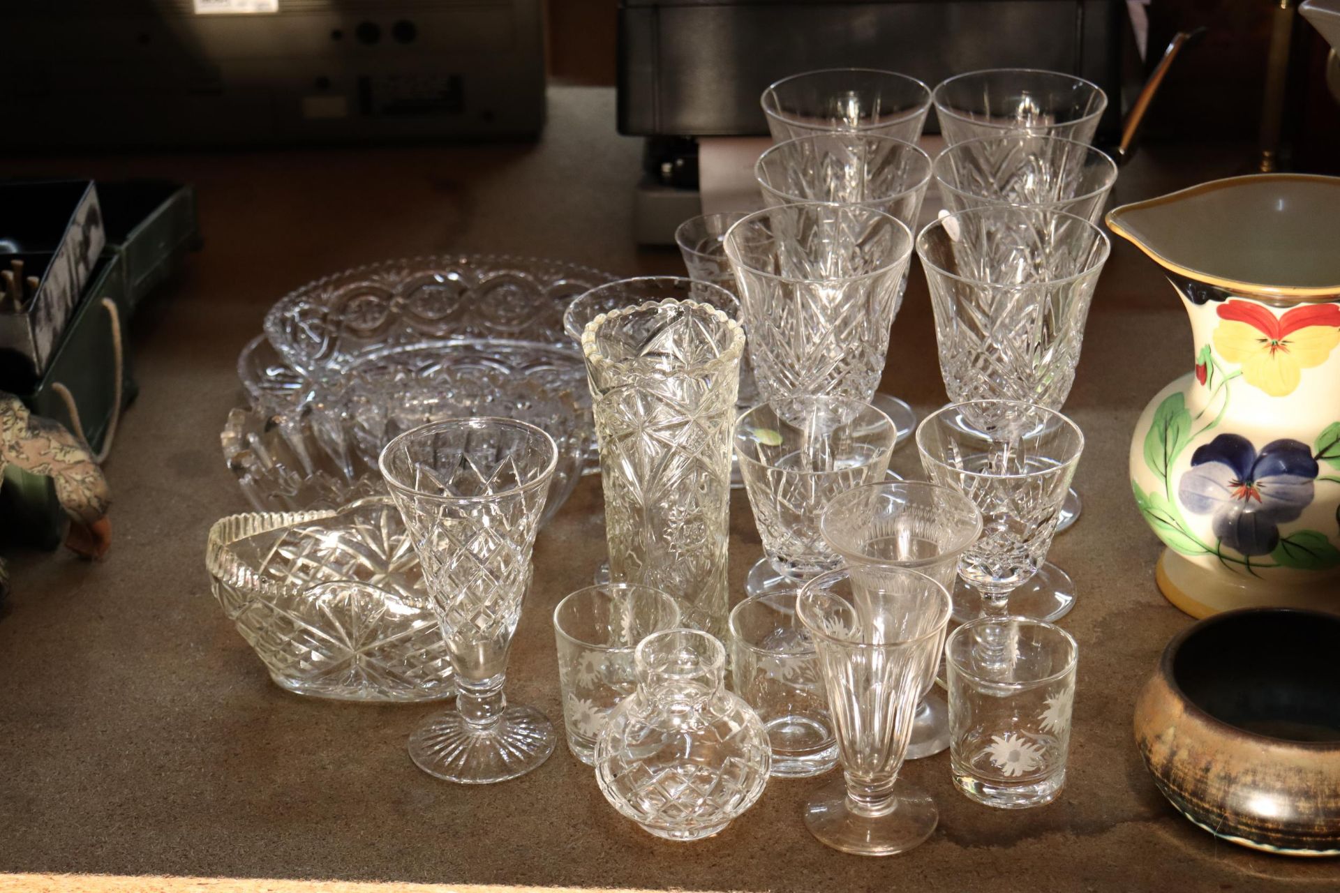 A QUANTITY OF GLASSES TO INCLUDE WINE GLASSES, VASES, BOWLS, ETC - Image 2 of 12