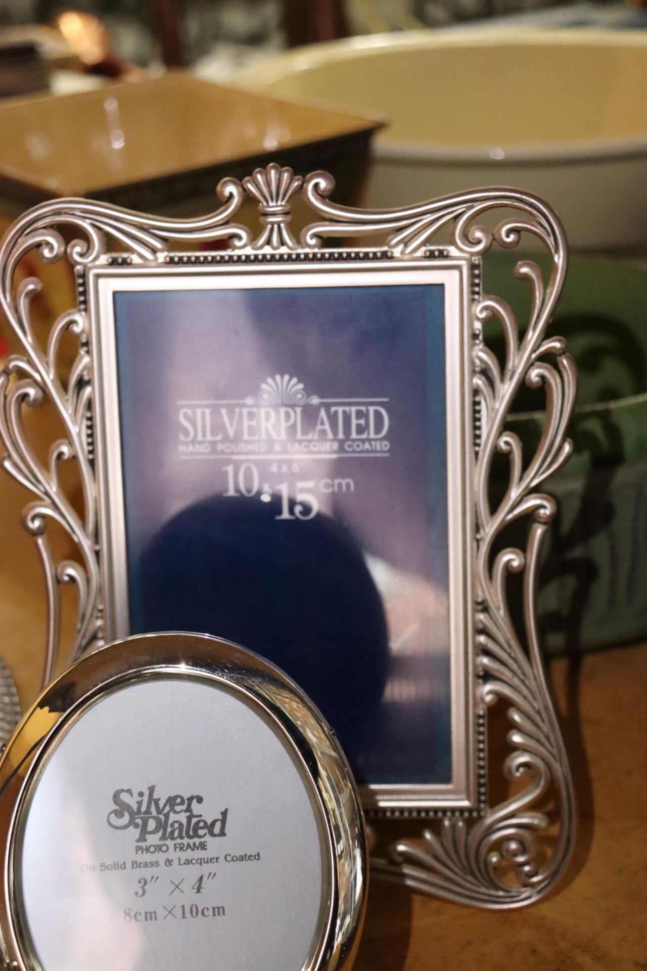 A QUANTITY OF SILVER PLATE TO INCLUDE TRAYS, PICTURE FRAMES, COASTERS, ETC., - Image 8 of 11