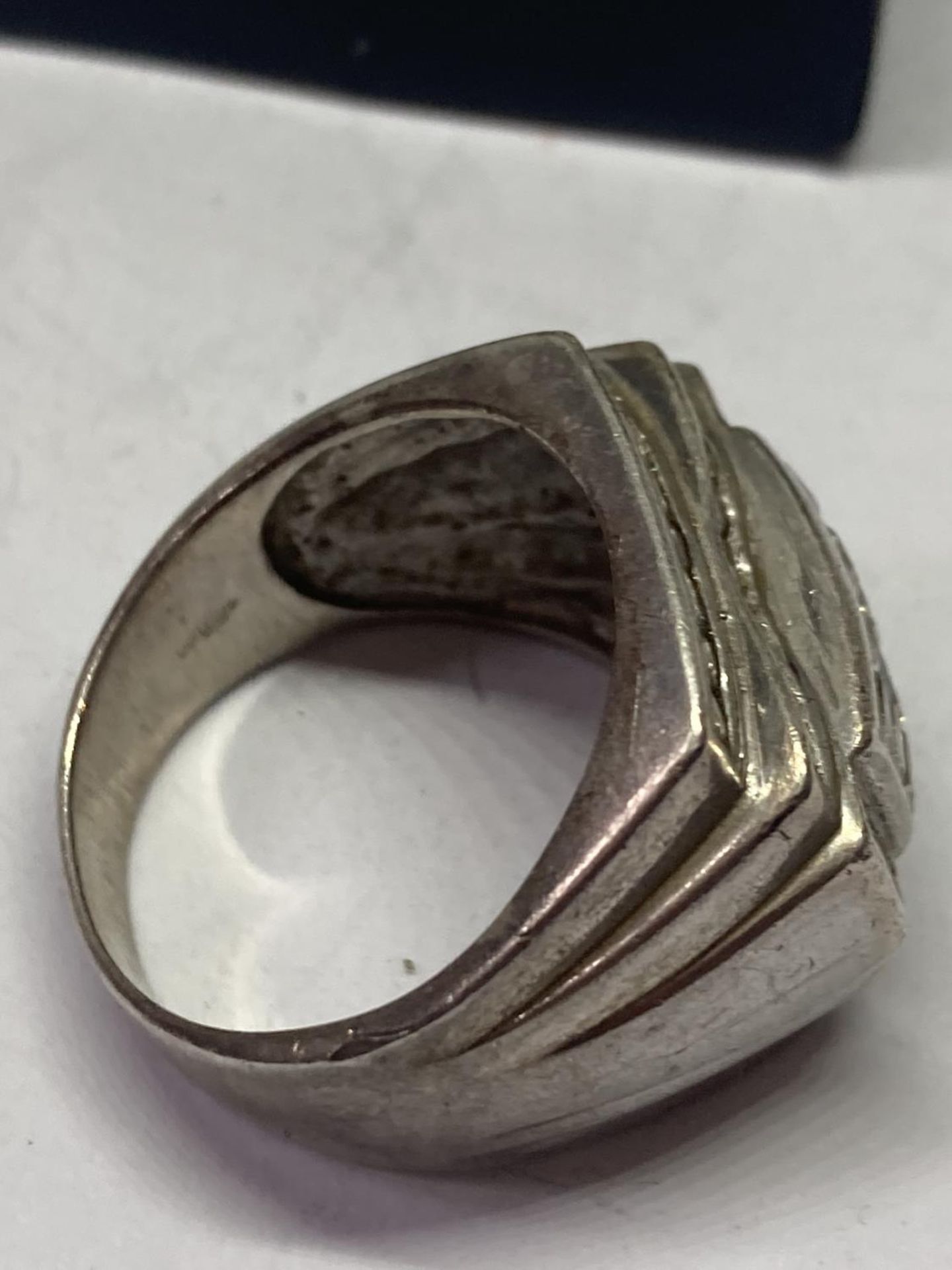 A LARGE SILVER GENTS RING - Bild 3 aus 3