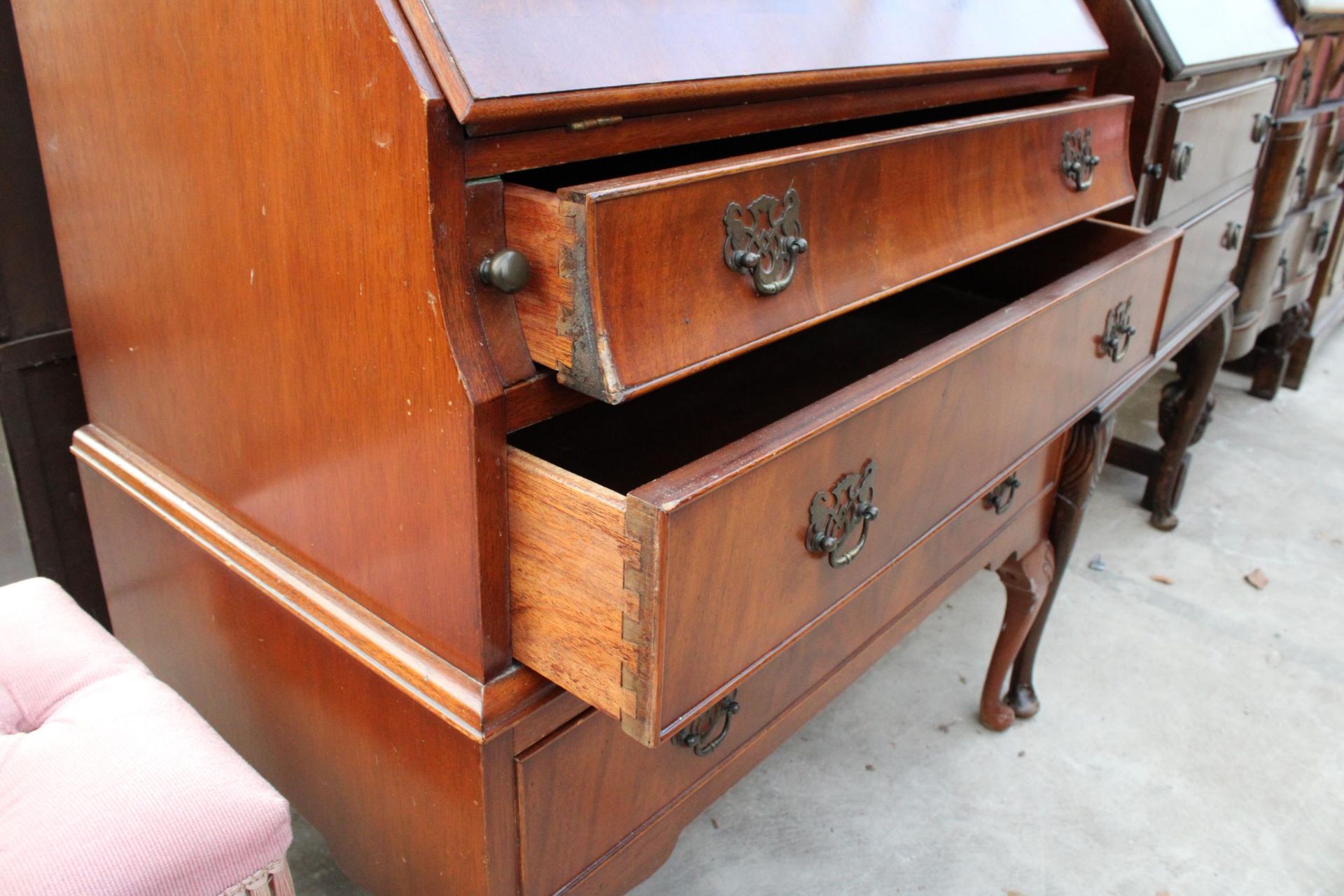 A REPRODUCTION MAHOGANY BUREAU ON CABRIOLE LEGS 29" WIDE - Image 3 of 3