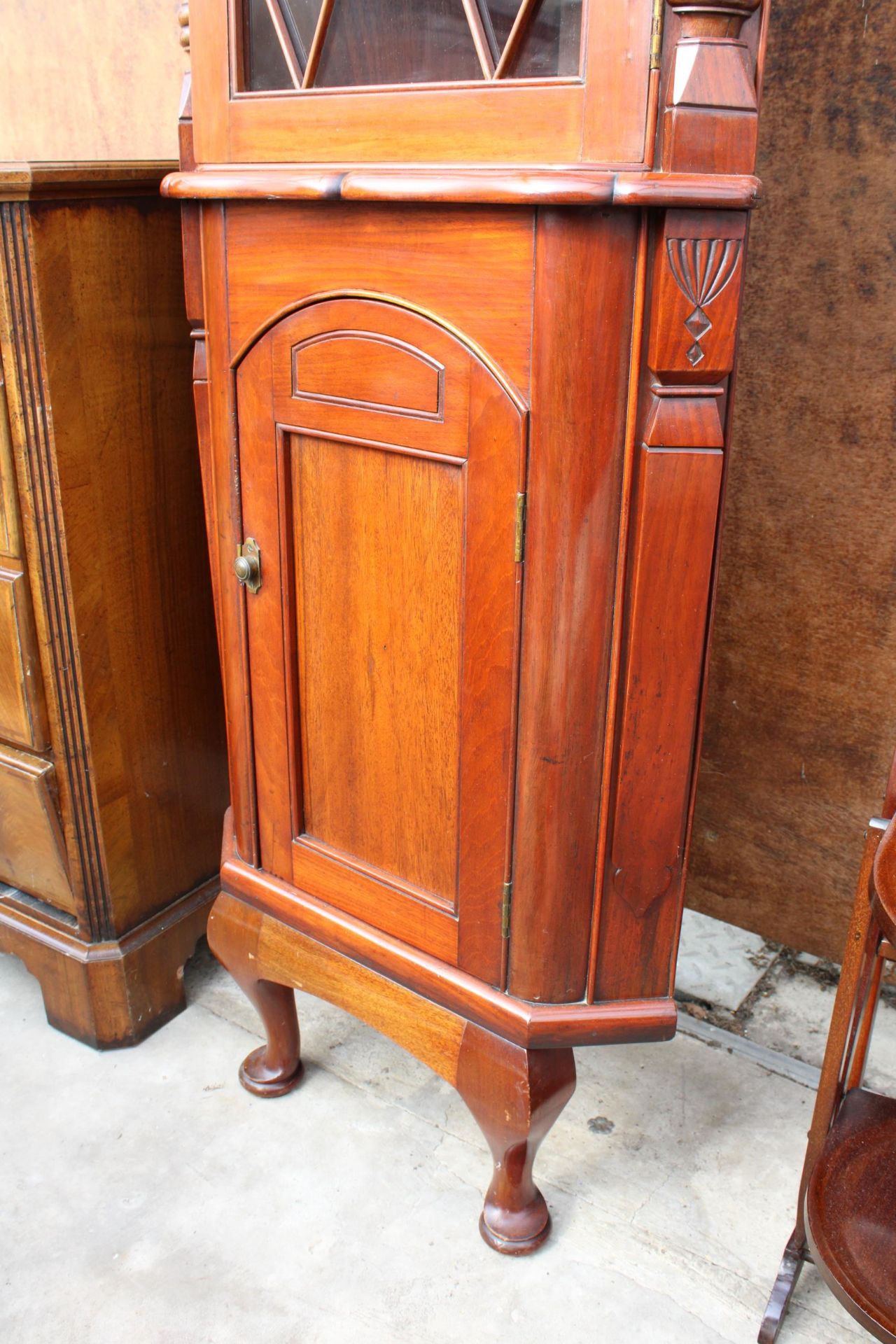 A 19TH CENTURY STYLE MAHOGANY GLAZED CORNER CUPBOARD WITH GALLERIED TOP, THE BASE ENCLOSING PULL OUT - Image 3 of 6