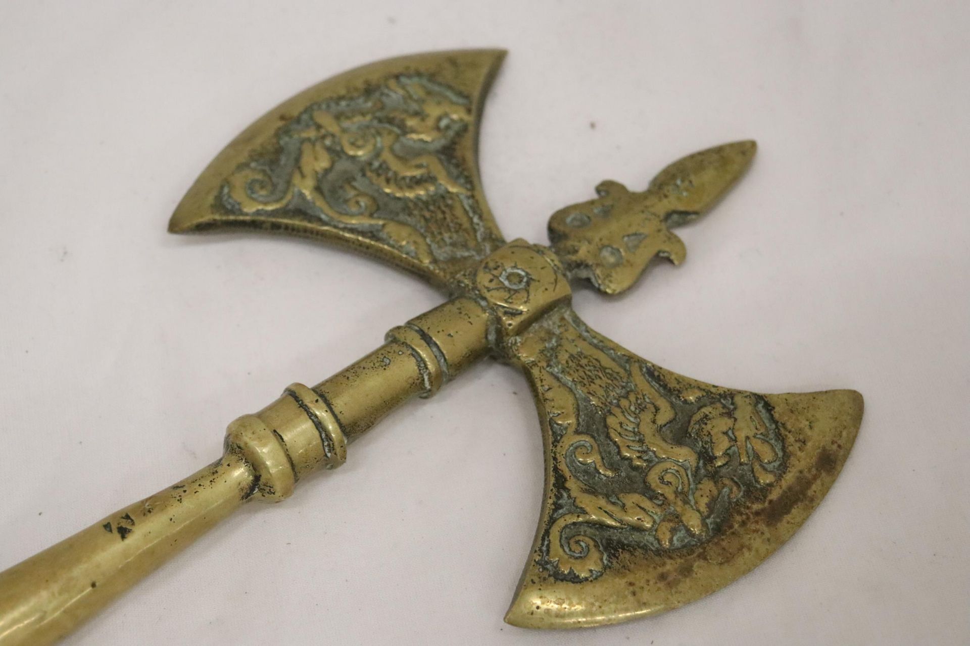 A SOLID BRASS DOUBLE SIDED BATTLE AXE - Bild 2 aus 5