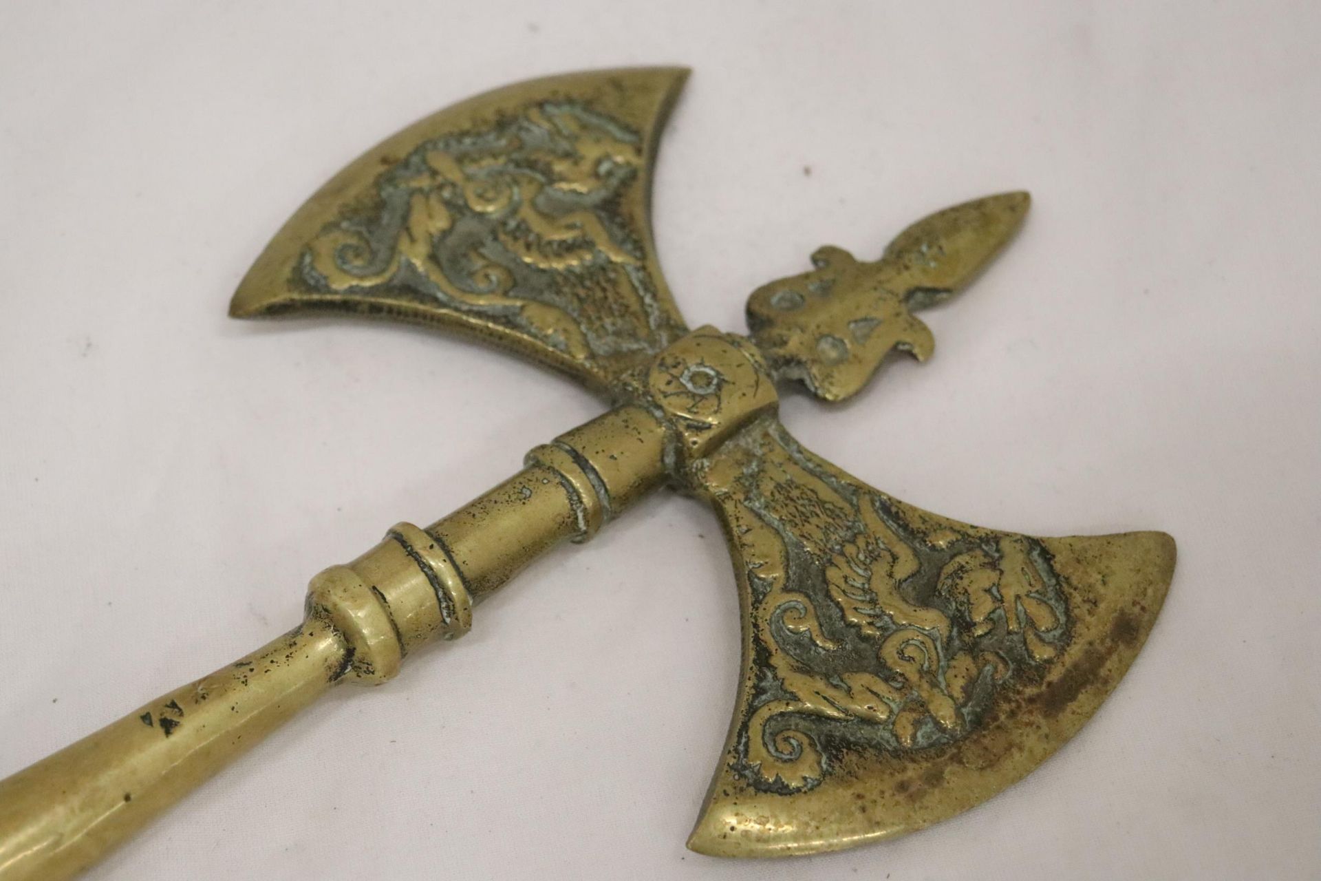 A SOLID BRASS DOUBLE SIDED BATTLE AXE - Image 2 of 5