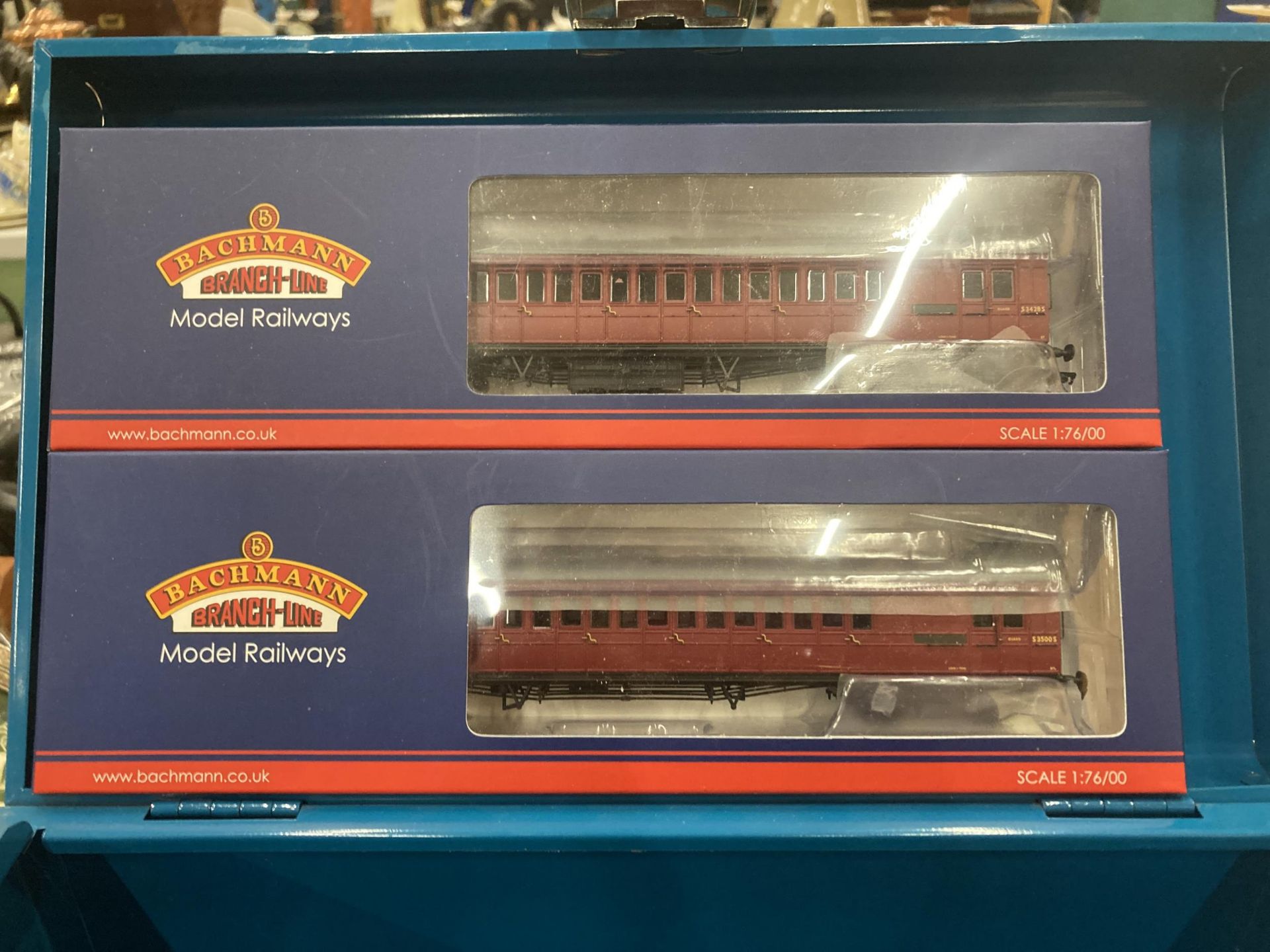 A QUANTITY OF MODEL TRAINS TO INCLUDE A BACHMANN QUEEN MARY BREAK VAN, HORNBY PASSENGER BRAKE, - Bild 2 aus 8